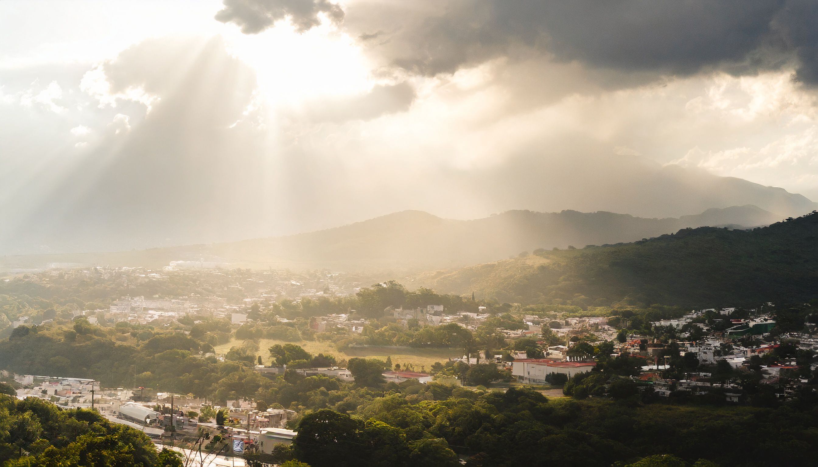 Esta imagen muestra lluvia intensa y viento furioso en México, un recordatorio de la poderosa y a veces devastadora fuerza de la naturaleza. - (Imagen ilustrativa Infobae)