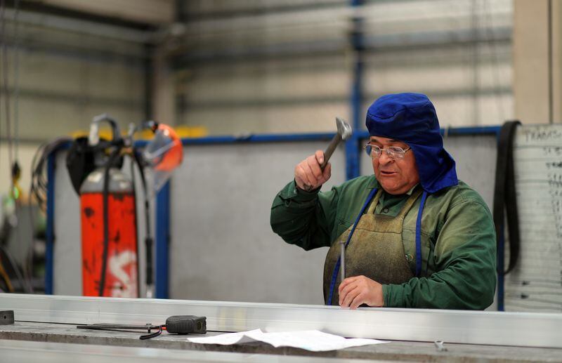 Empleado trabajando en una pyme metalúrgica, uno de los rubros más afectados
REUTERS/Marcos Brindicci