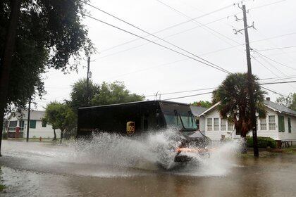 Um caminhão de serviço postal unido cria para acordar na 39th Street como Tempestade Tropical Imelda Chuvas Down on Galveston, Texas na quarta-feira, setembro 18, 2019. A tempestade não causou danos em empresas ou casas a partir de quarta-feira à tarde. (Kelsey Walling / The Galveston County Daily News via AP)