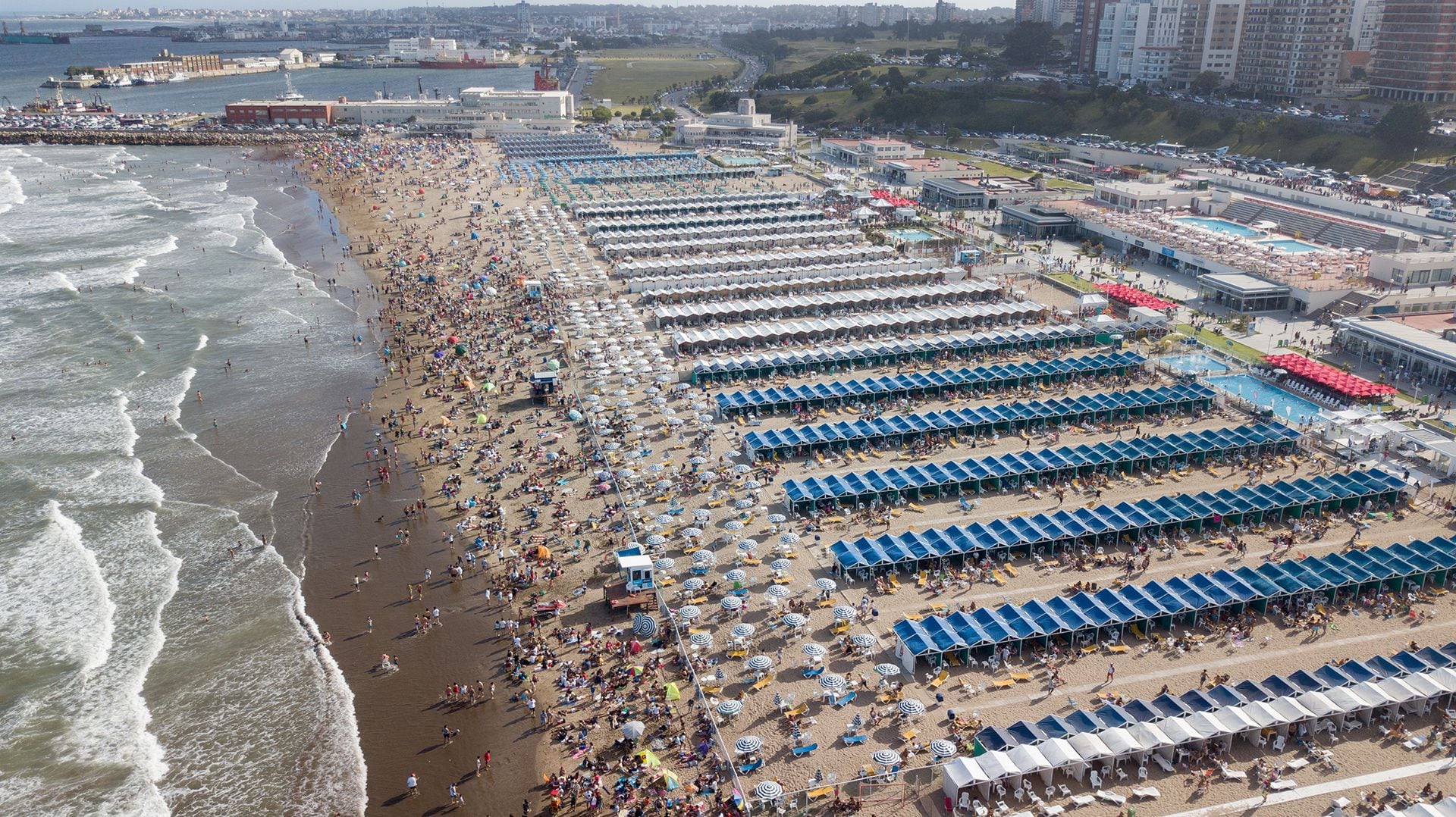 El verano de 2019 y el aluvión de turistas en Mar del Plata, sin imaginar que un año más tarde estallaría la pandemia de coronavirus y las playas quedarían vacías
