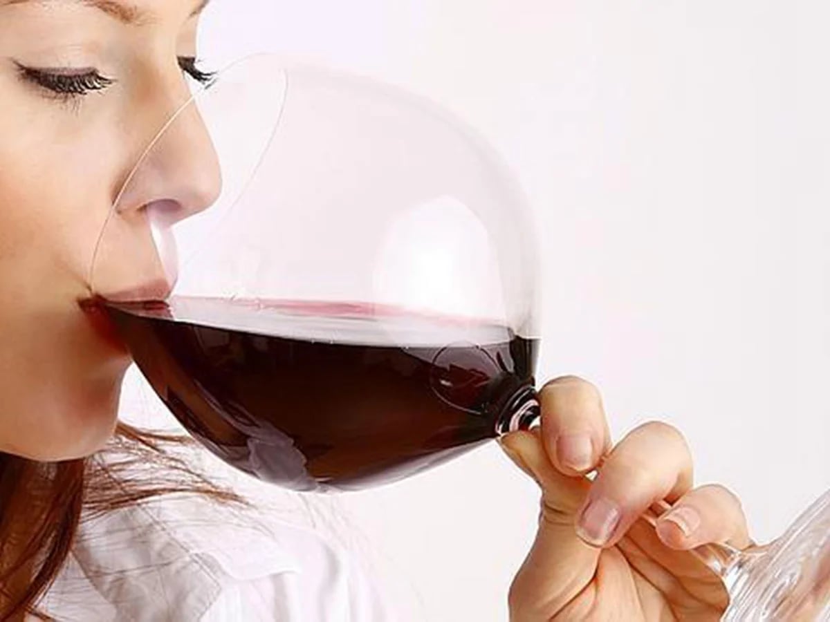 Una copa de vino tinto equivale a una hora de gimnasio, ¿verdadero o falso?