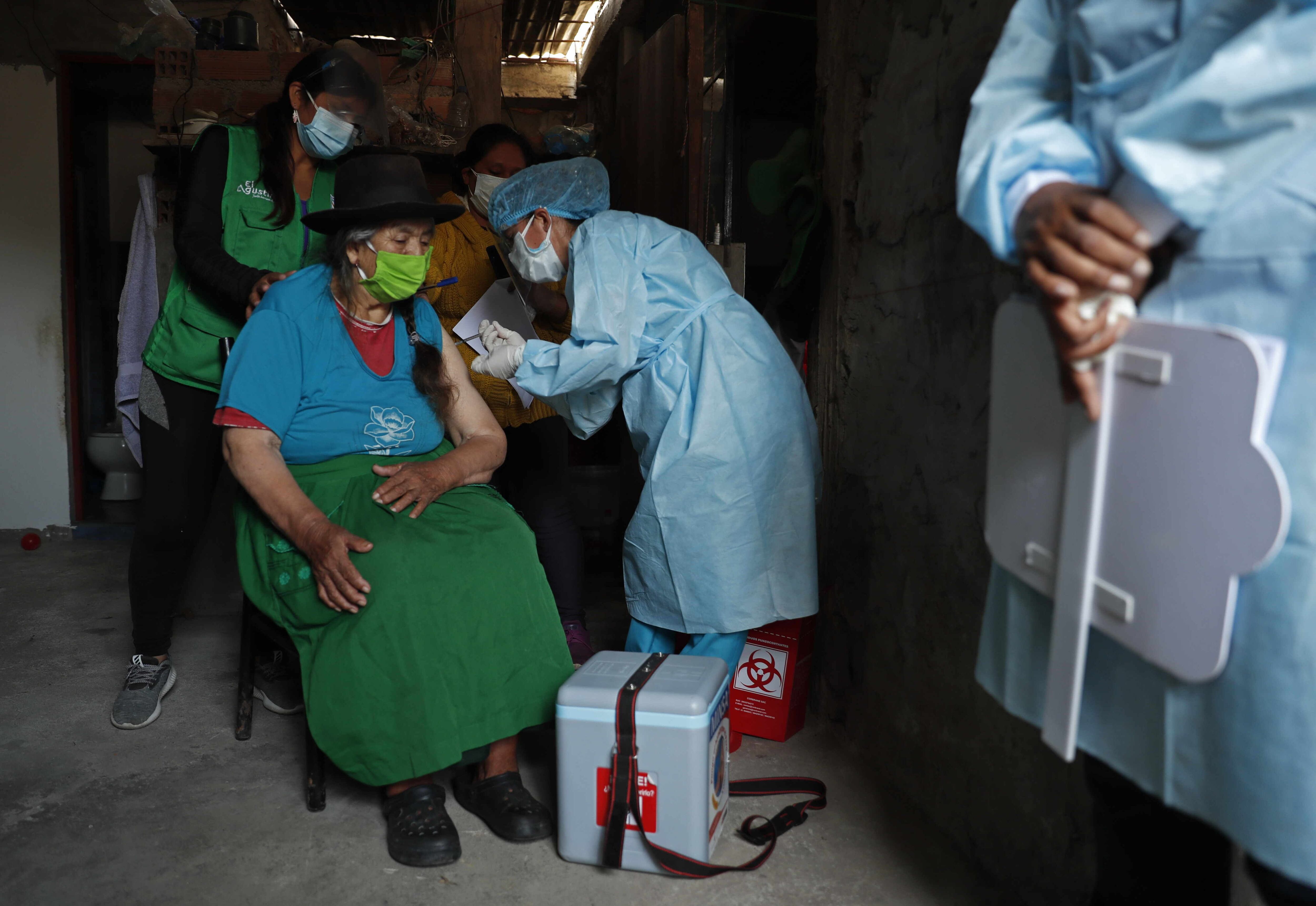 Fotografía de archivo en la que se registró a una mujer adulta mayor al ser vacunada contra la covid-19, en Lima (Perú). EFE/Paolo Aguila
