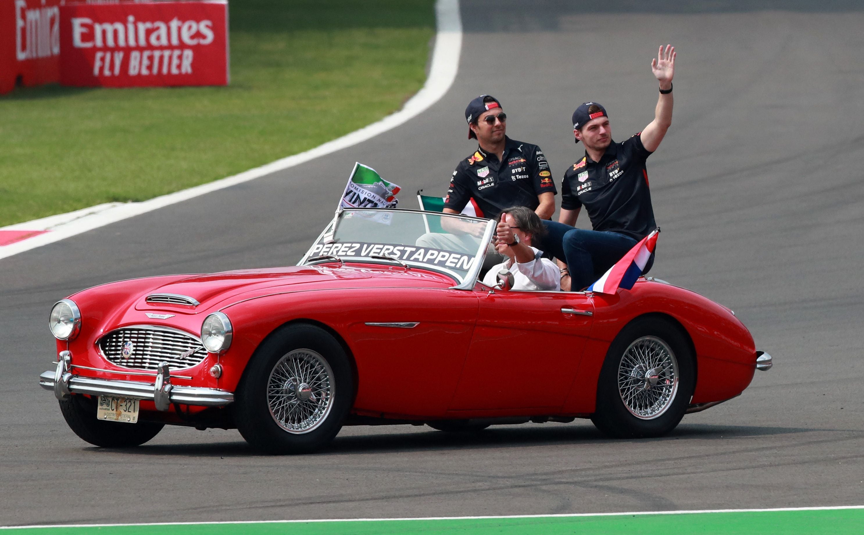 Checo Pérez y Max verstappen fueron ovacionados por el público del GP de México (Foto: REUTERS/Henry Romero)