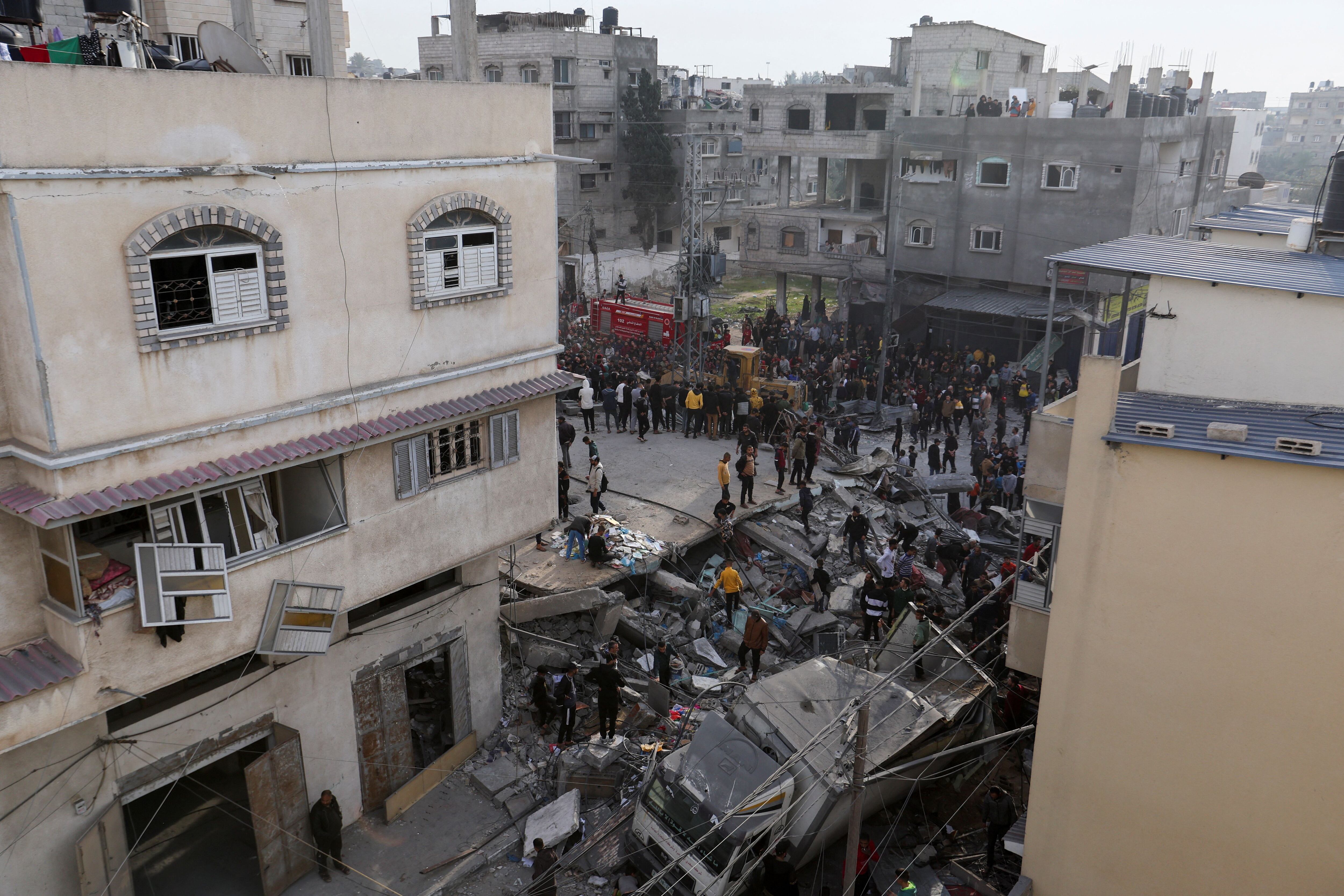 Palestinos observan una zona atacada por Israel en Gaza (REUTERS/Ibraheem Abu Mustafa)