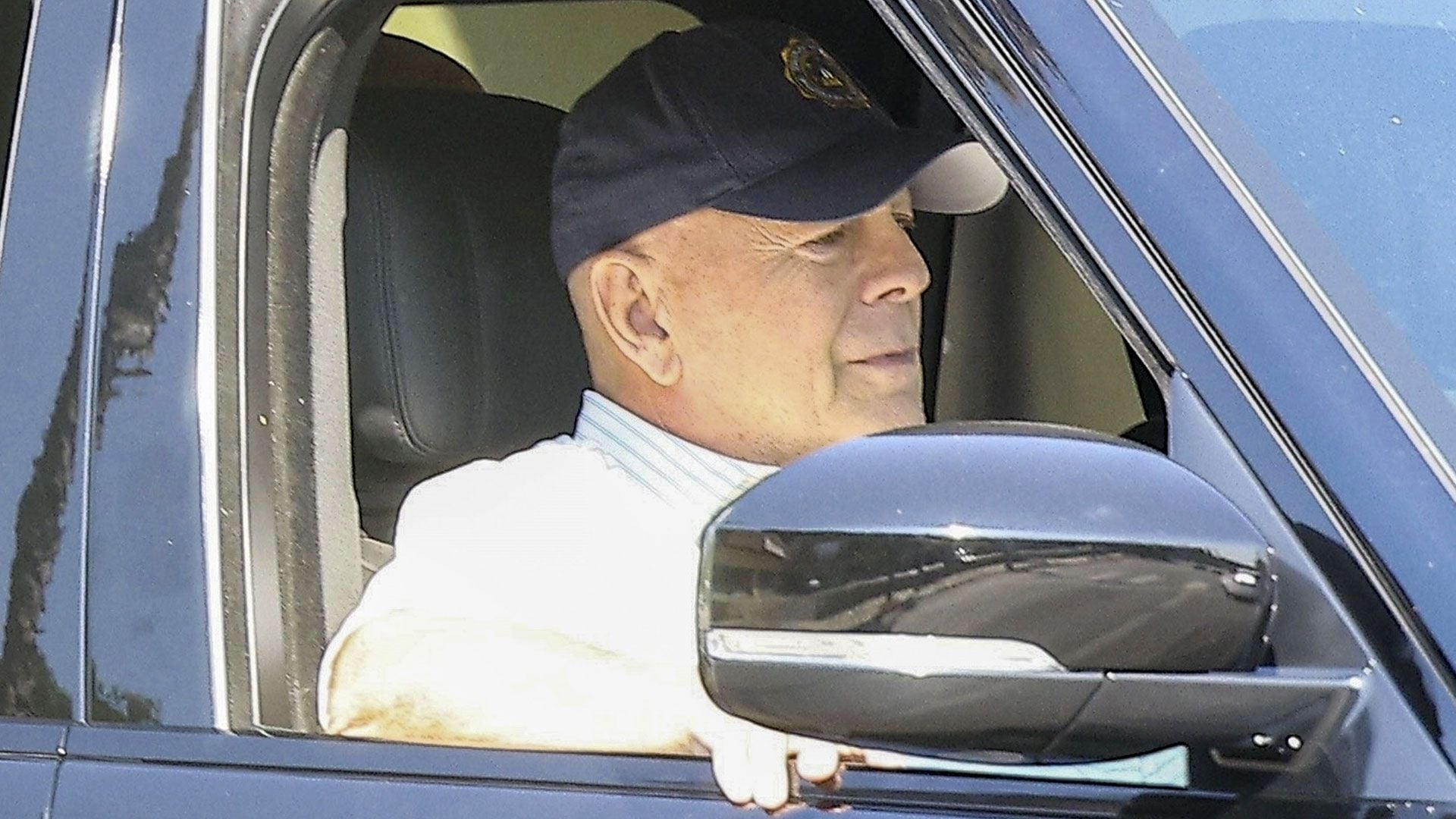 Bruce Willis fue visto en Los Ángeles mientras era pasajero en un auto. (Photo © 2024 Backgrid/The Grosby Group)