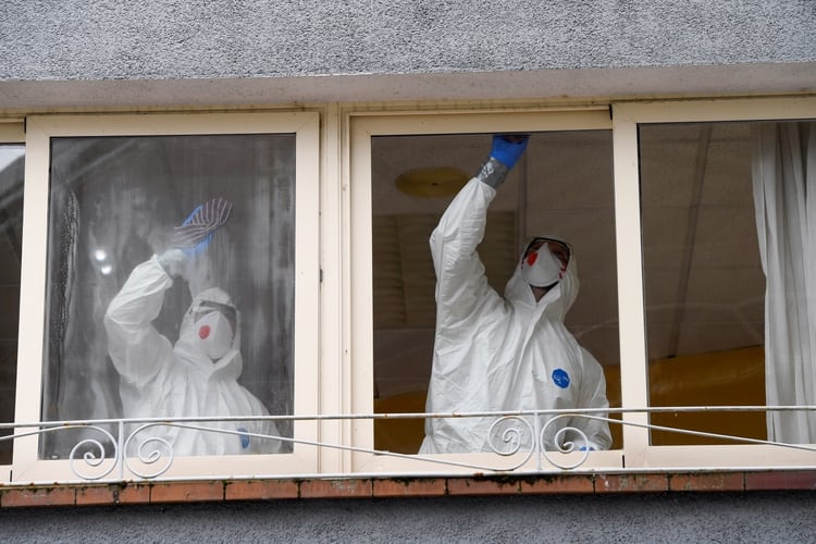 Personal sanitario en Grado, Asturias (Reuters)