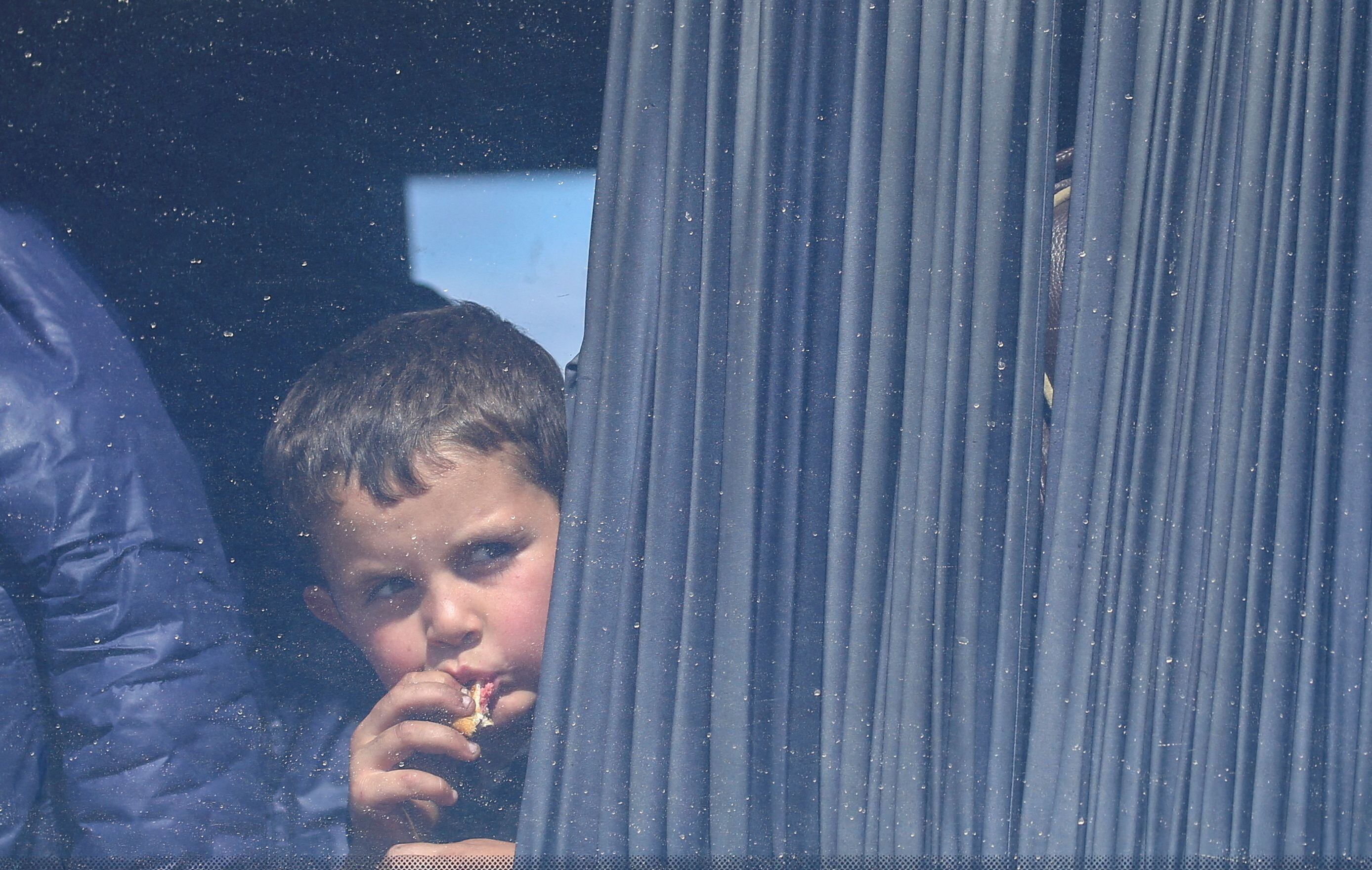 Un niño mira por la ventana de un autobús utilizado por los refugiados que huyen de la región de Nagorno-Karabaj a su llegada al pueblo fronterizo de Kornidzor, Armenia, 27 de septiembre de 2023. REUTERS/Irakli Gedenidze/Archivo