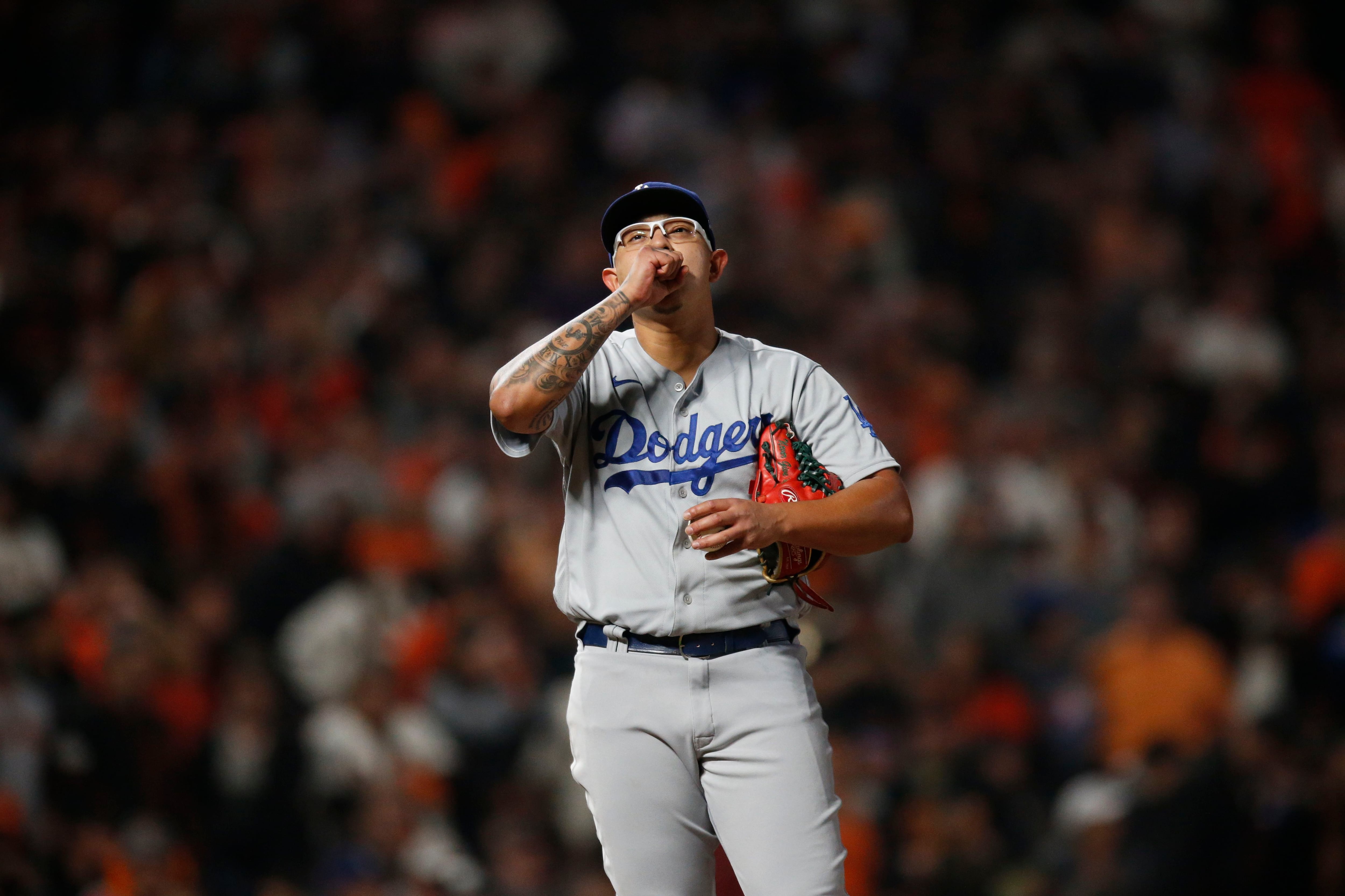 Julio Urías reveló su talento en el futbol durante el calentamiento de los  Dodgers - Infobae