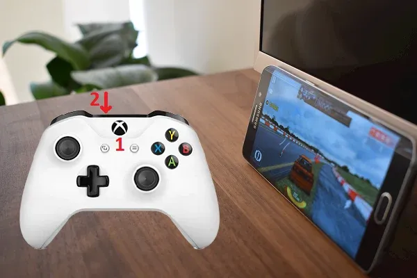 Android-Telefon mit einem Xbox-Controller verbunden. (Foto: AlfanoTV)