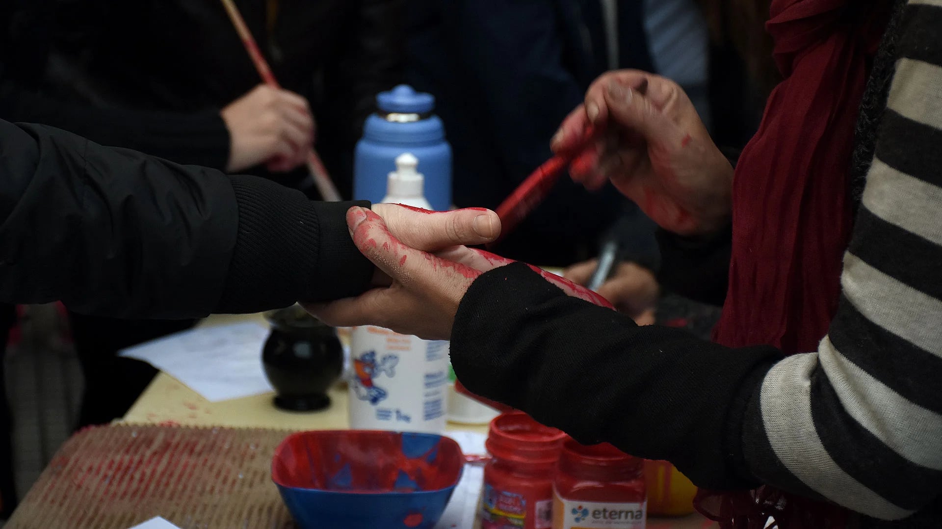 Las manos pintadas de rojo como una forma simbólica de decir “basta” a tanta sangre derramada (Nicolás Stulberg)