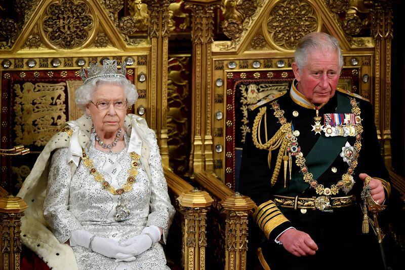 La reina Isabel II y Carlos de Inglaterra durante la apertura de Estado del Parlamento en Londres el 14 de octubre de 2019.
