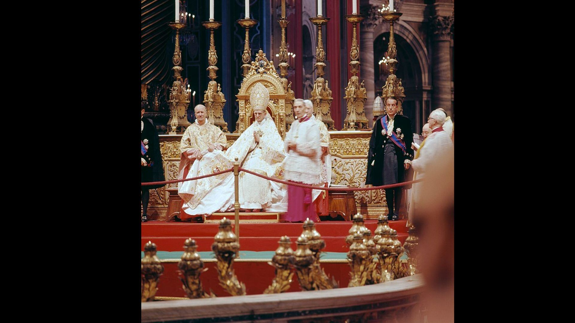 Pablo VI presidiendo la celebración de la segunda sesión del Concilio Vaticano II desde el presbiterio de la basílica de San Pedro (Lothar Wolleh)