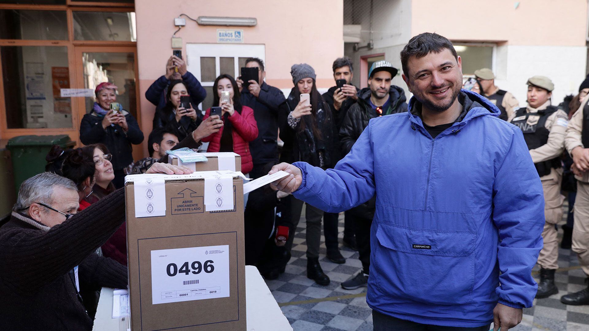 Juan Grabois, precandidato presidencial de Unión por la Patria y líder del Movimiento de Trabajadores Excluidos (MTE), asistió esta mañana a las urnas (Foto: Alejandro Pagni - AFP)