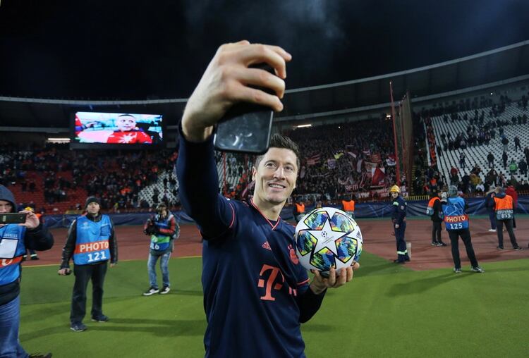 Robert Lewandowski celebra con la pelota después de anotar cuatro goles en un mismo partido en la fase de grupos de la UEFA Champions League 2019/20 (REUTERS)