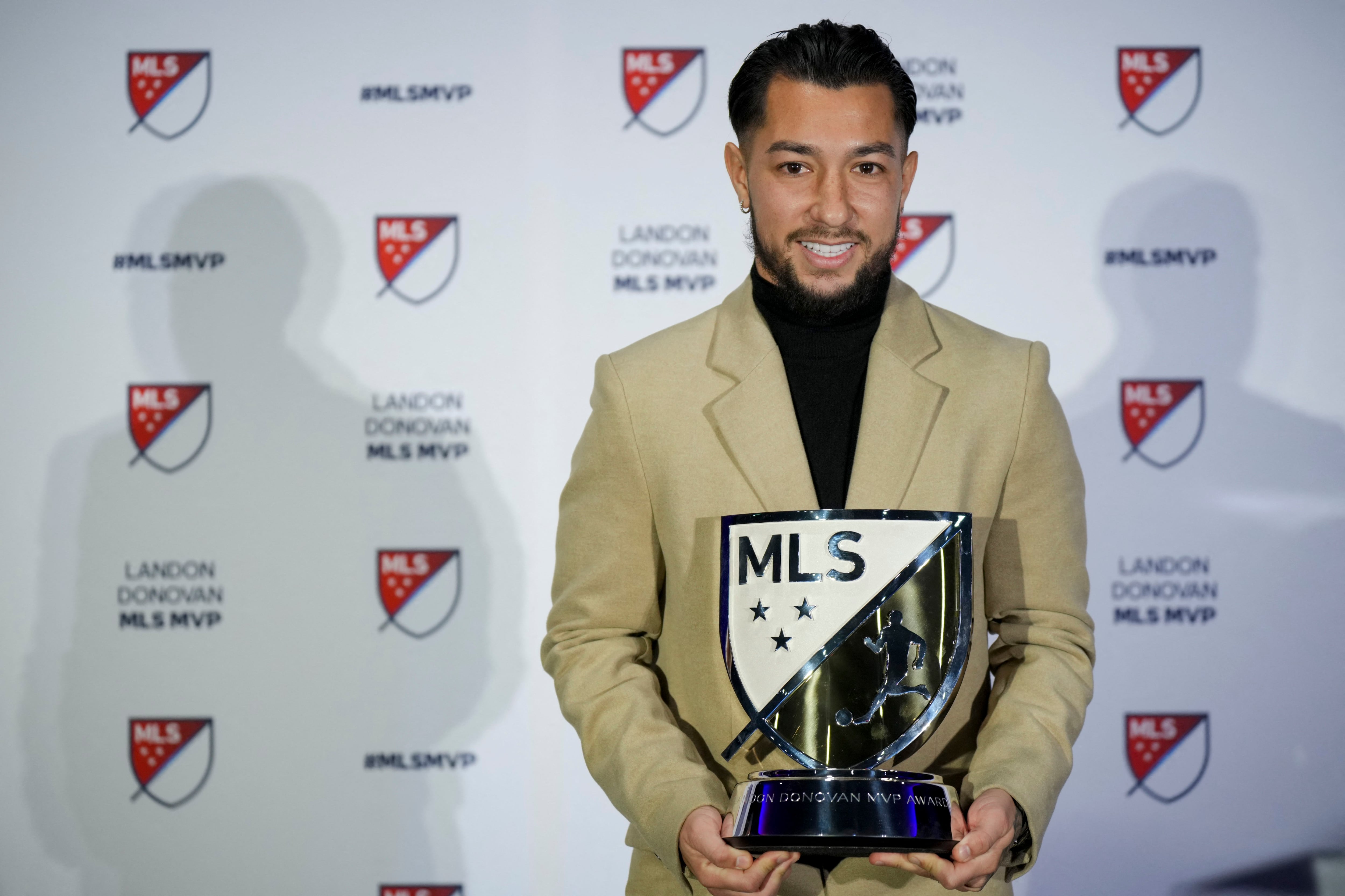 Luciano Acosta, con el premio Landon Donovan MLS MVP (USA TODAY Sports)