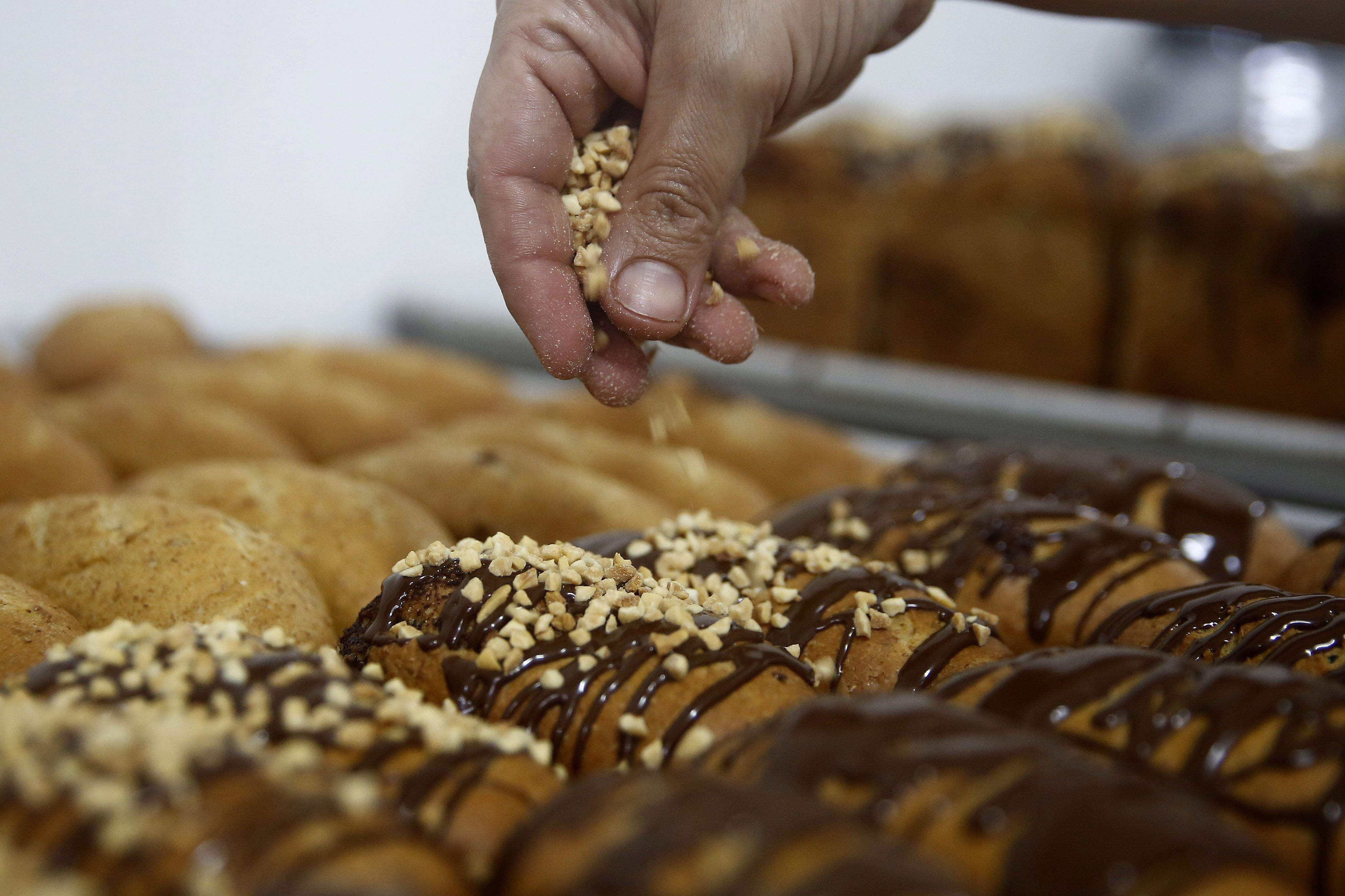 Un pastelero durante la elaboración de varios productos de bollería. (Luis Eduardo Noriega / EFE) 