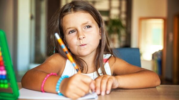 Deberían quedar muy pocos deberes en el hogar, según los expertos (istock)