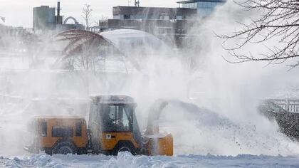 Se retira la nieve del carril para bicicletas y la acera a lo largo de la Tercera Avenida cerca del Palacio de Justicia del Condado de Linn en Cedar Rapids, Iowa, el miércoles 17 de enero de 2024. (Jim Slosiarek/The Gazette vía AP)