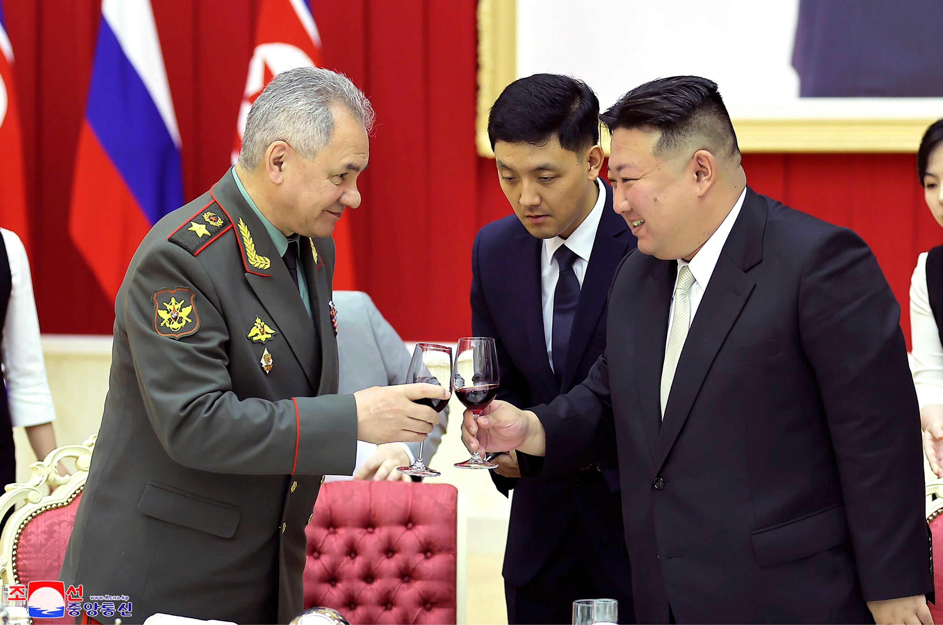 El líder norcoreano, líder Kim Jong Un, brinda con el ministro de Defensa ruso Sergei Shoigu (Agencia de Noticias Central Coreana/Servicio de Noticias Coreano vía AP, archivo)