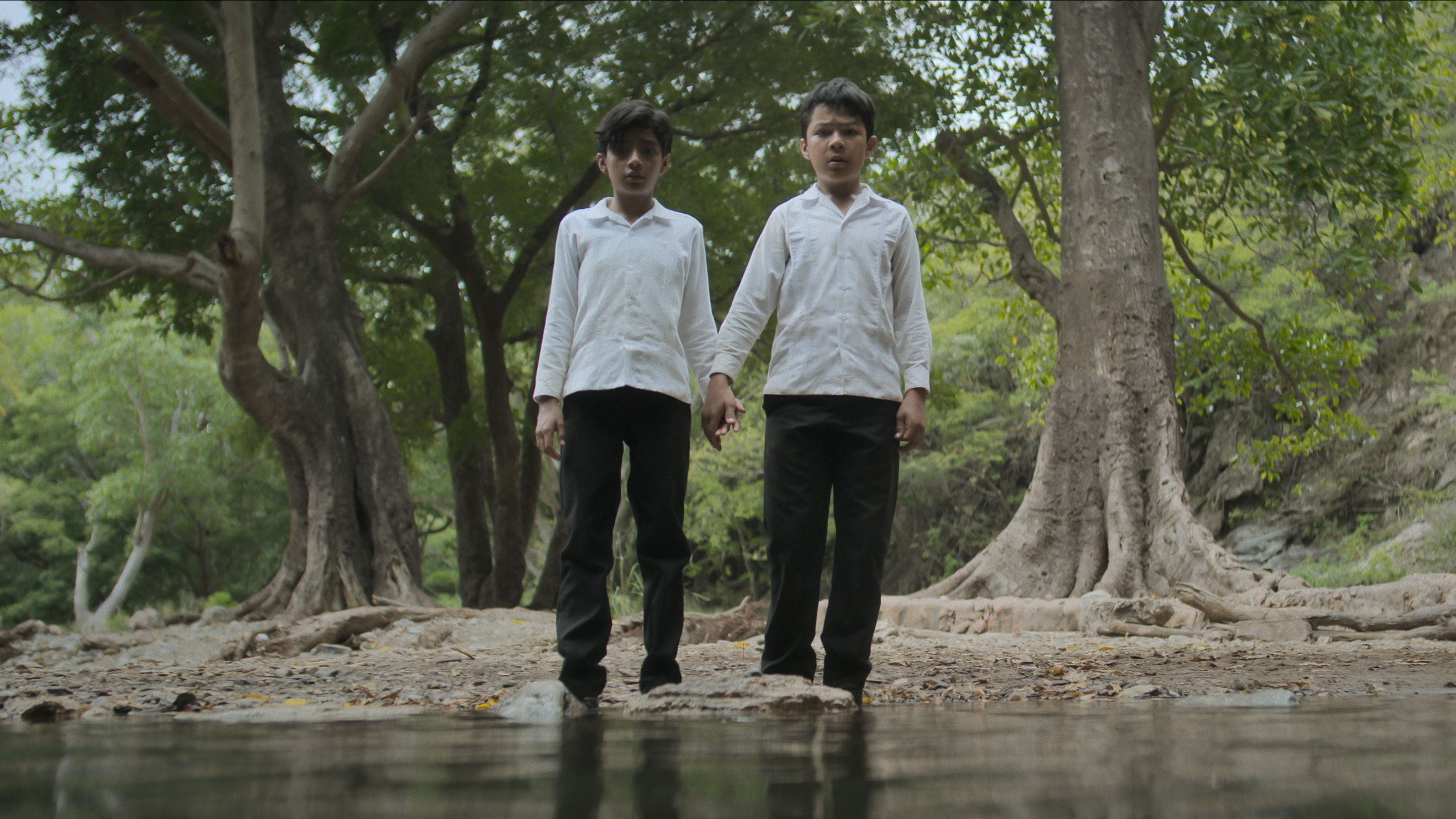 Un crudo suceso ocurrido en el río del pueblo marca la vida de Manuel y Erick (Netflix)