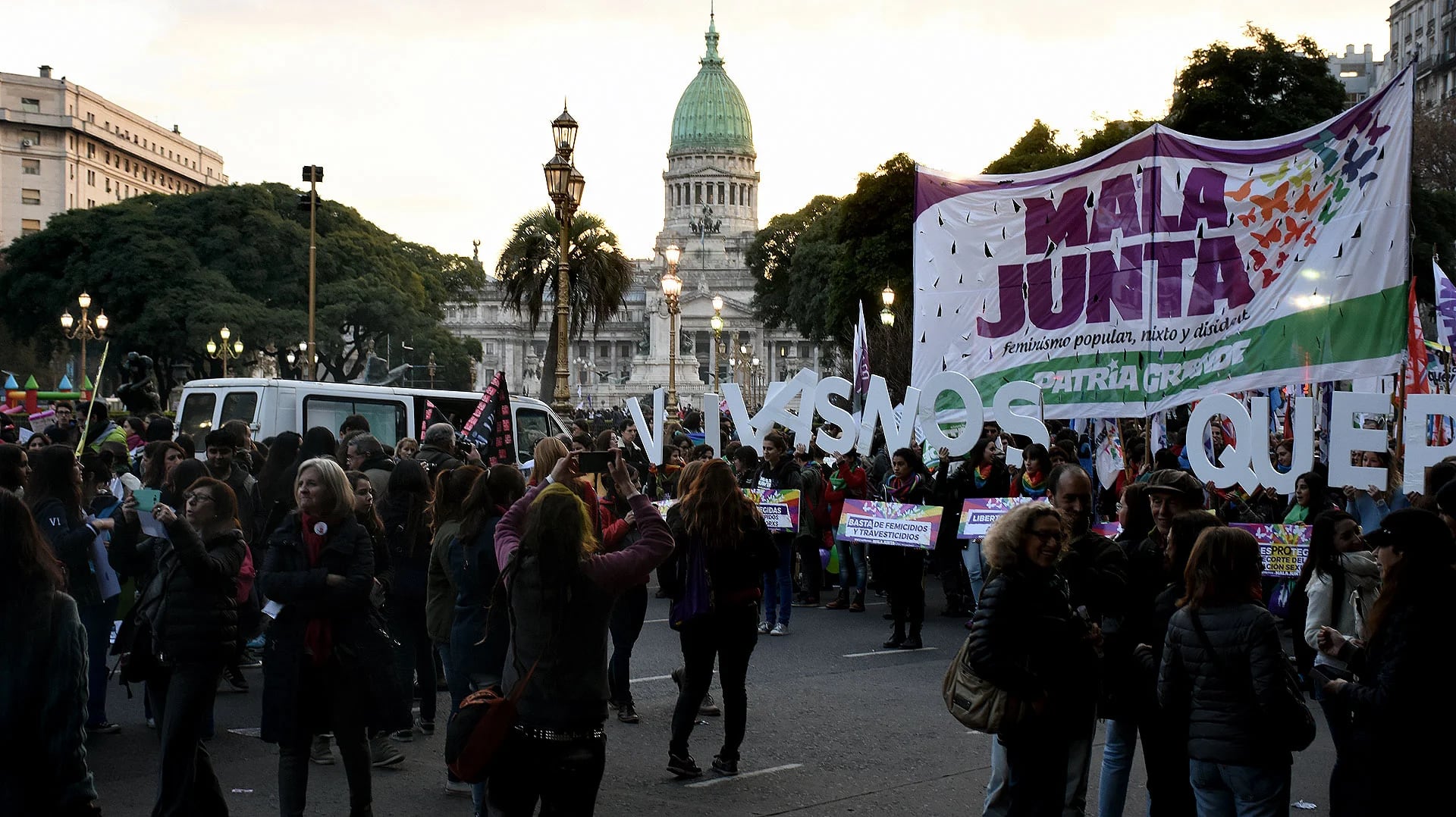 La agrupación feminista Mala Junta marchó con su bandera (Nicolás Stulberg)