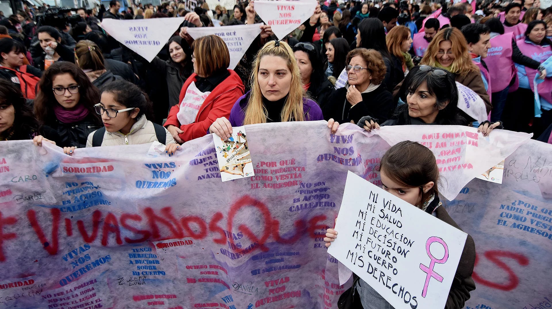 Niños y mujeres se hicieron eco de la otra frase que caracterizó a esta movilización: “Viva nos queremos” (Nicolás Stulberg)