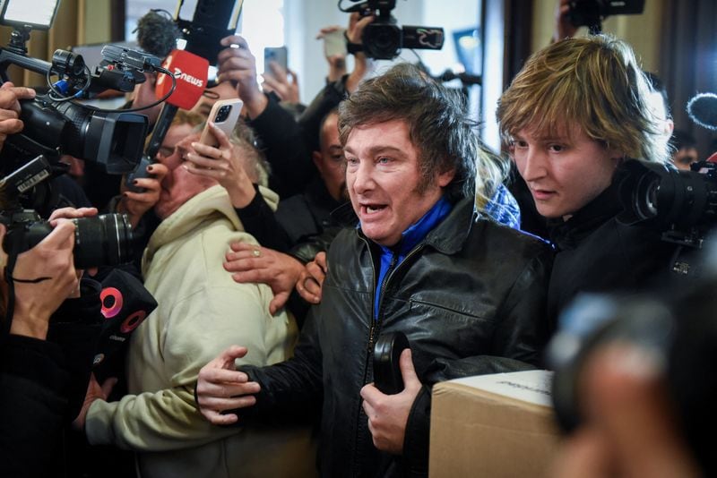 El precandidato presidencial argentino Javier Milei, de La Libertad Avanza, durante la votación de las elecciones primarias. Detrás suyo, lo acompaña Iñaki Gutiérrez, su administrador de la red social de Tik Tok (REUTERS/Mariana Nedelcu)