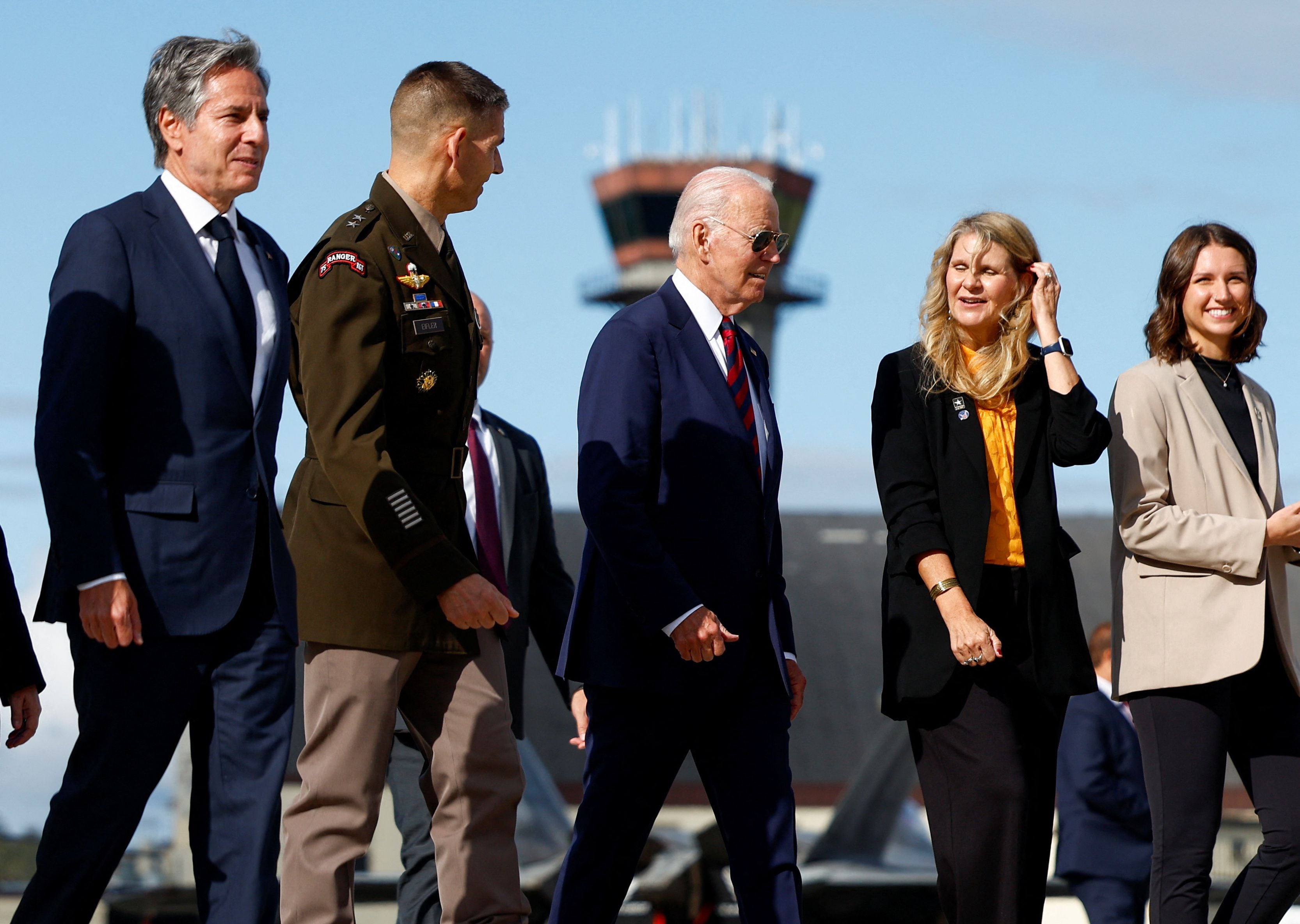 El Presidente de EEUU Joe Biden y el Secretario de Estado Anthony Blinken caminan antes de embarcar en el Air Force One (REUTERS/Evelyn Hockstein)