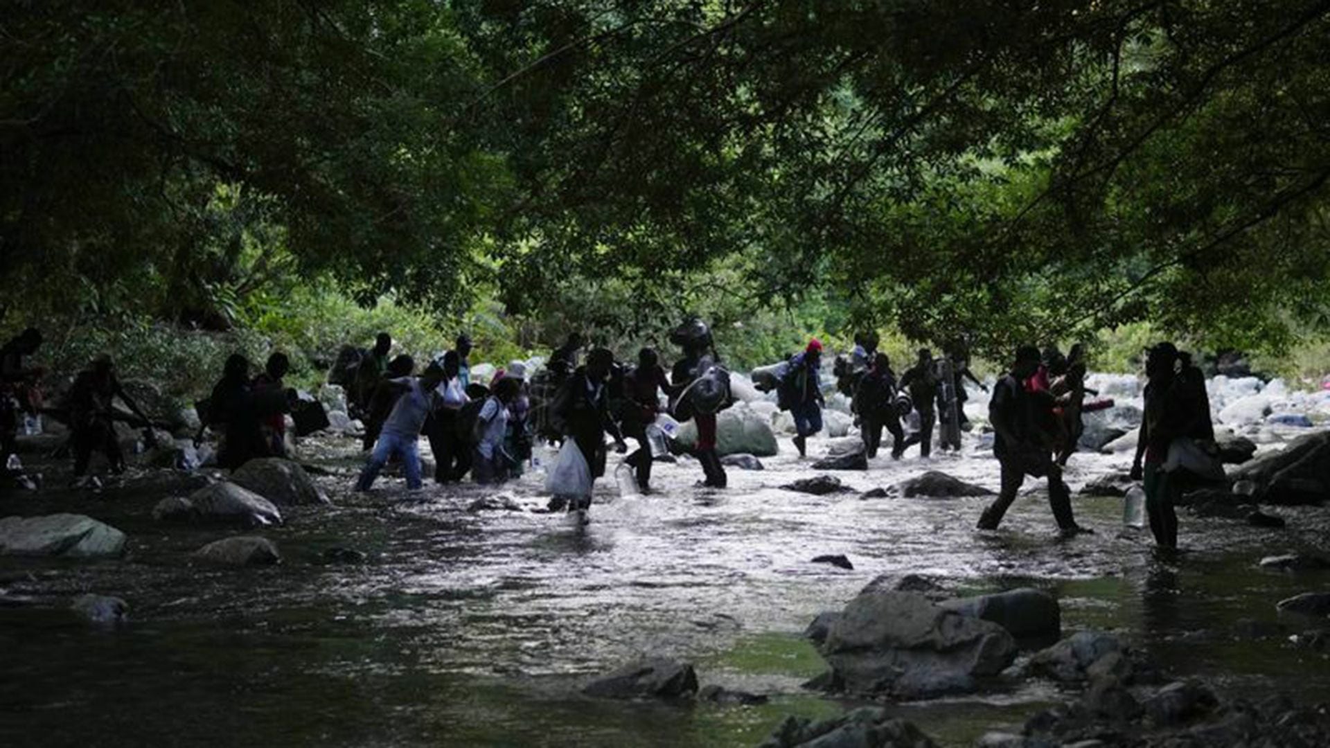 Venezuelanos cruzando o Darién Gap