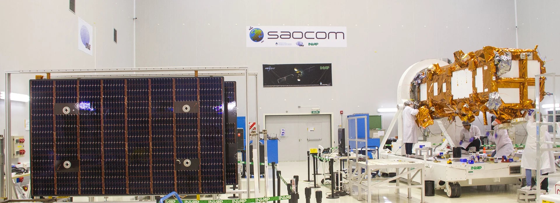 Plataforma satelital y paneles solares en INVAP (CONAE)