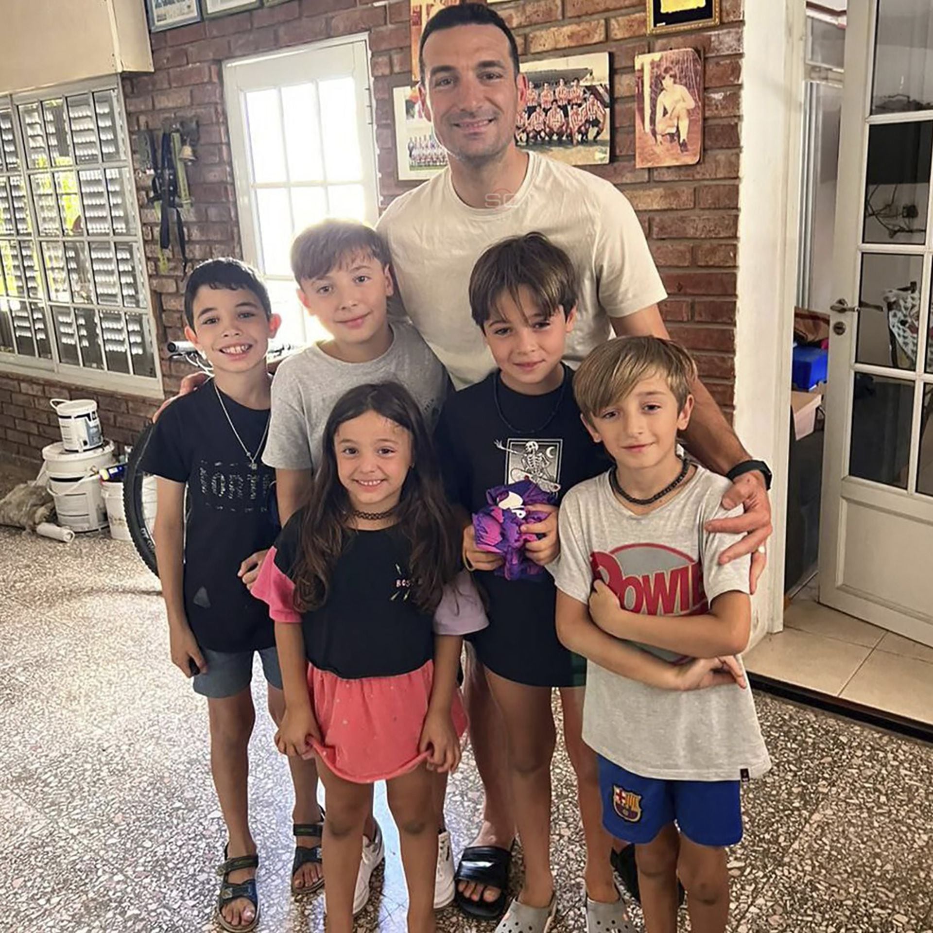 Scaloni recibió a unos niños en su casa de Pujato y salió a andar en bicicleta