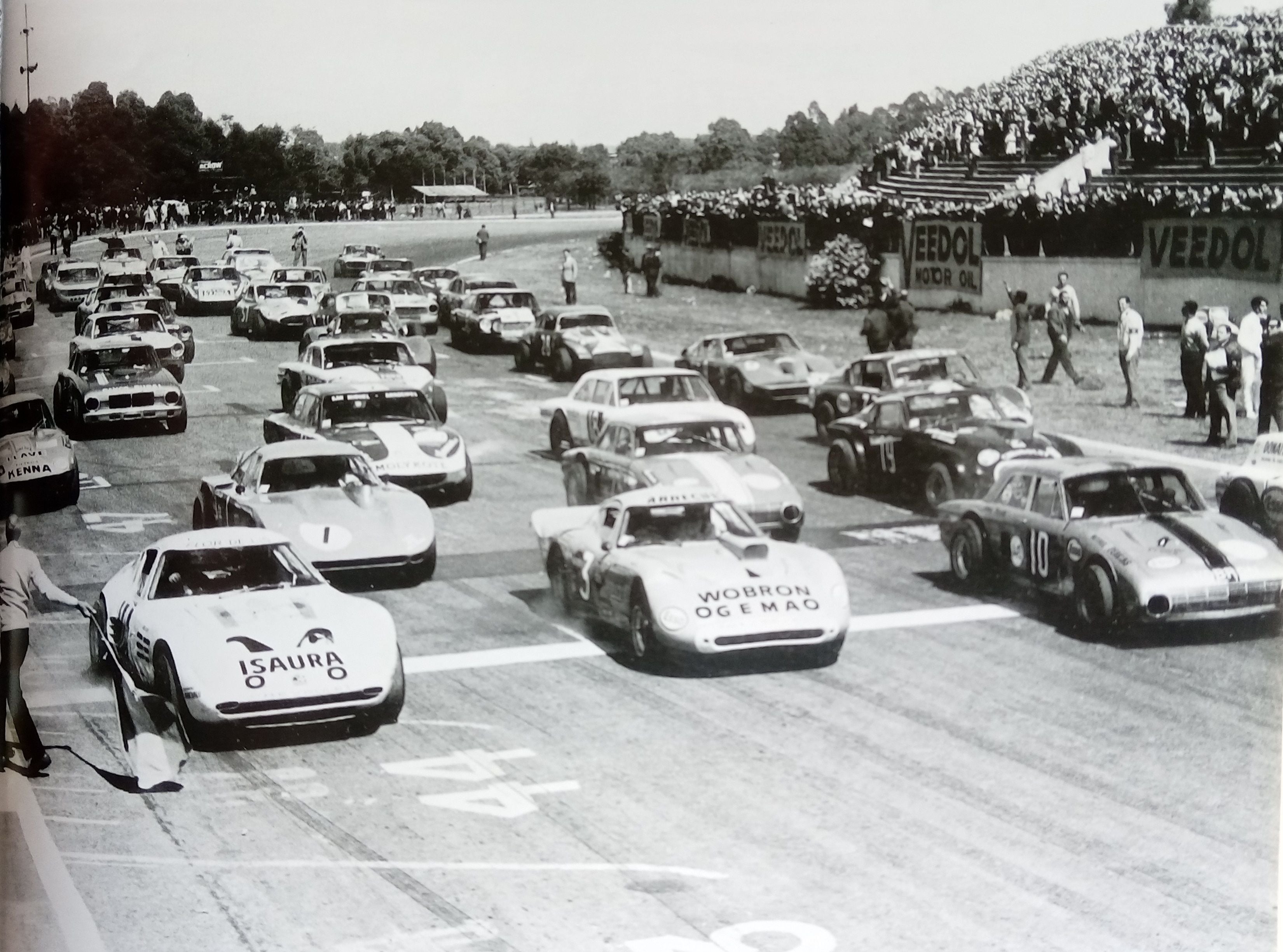 El Trueno Naranja entre otros prototipos, las Liebre de Torino y los Falcon Angostados. Nótese las diferentes formas de los autos. La imagen es de 1968 en el Autódromo de Buenos Aires (Gentileza Armando Contreras - Archivo CORSA)