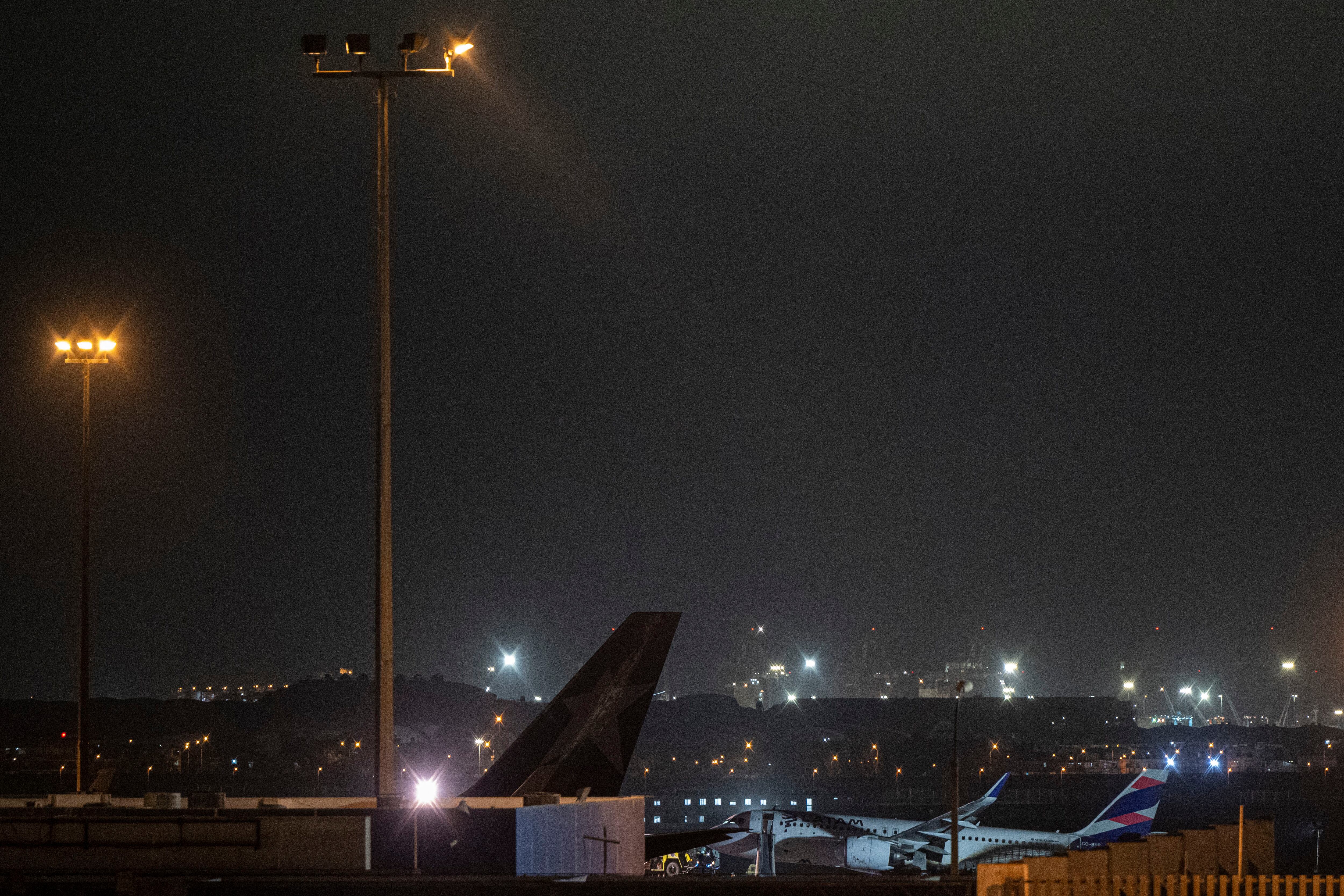 Avión que colisionó contra un camión de bomberos falleciendo dos de sus tripulantes (AFP)