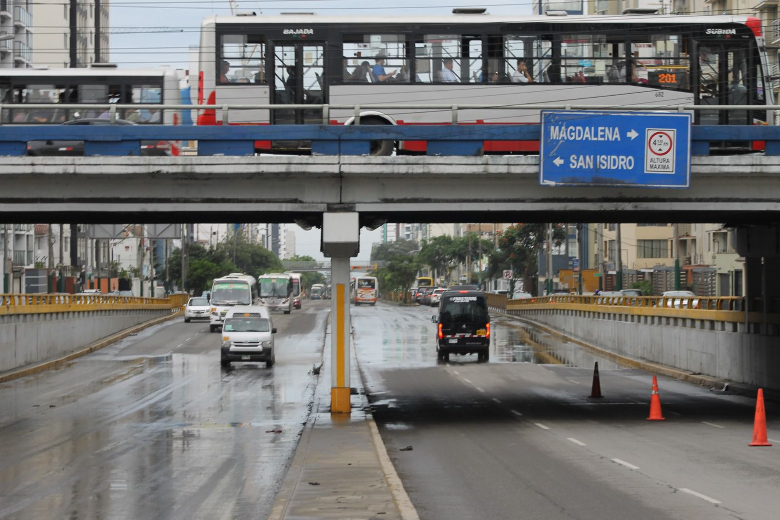 Labores de limpieza en puente de la Av. Brasil por parte de la Municipalidad de Lima. Trabajos para despejar vías tendrá una duración aproximada de 1 hora sin uso de maquinaria