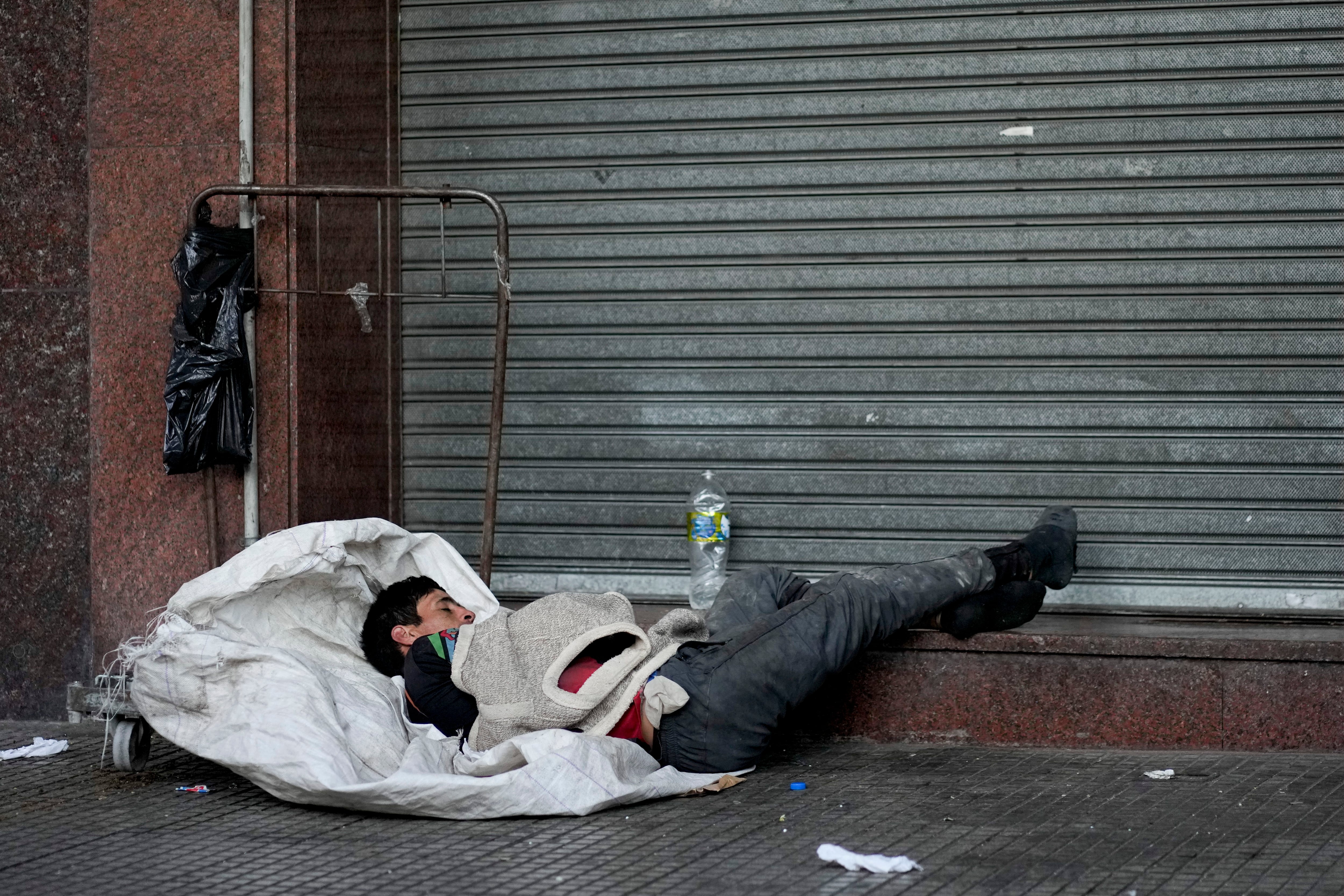 Un reciclador, que recolecta materiales para revender, durmiendo en una calle de Buenos Aires (AP foto/Natacha Pisarenko)