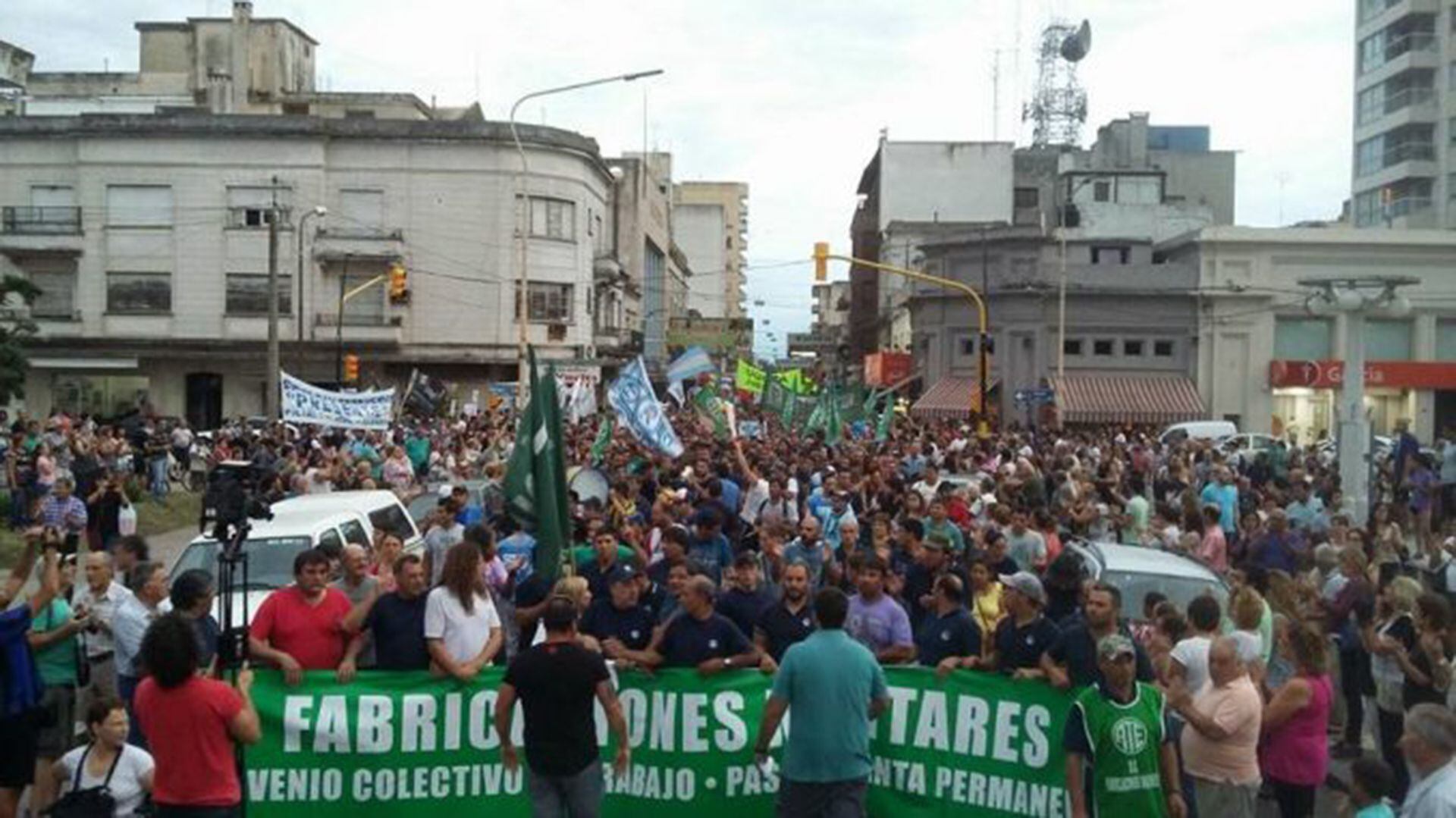 Imagen de una movilización de trabajadores de FANAZUL en 2017 cuando se anunció el cierre que dejó 200 despedidos