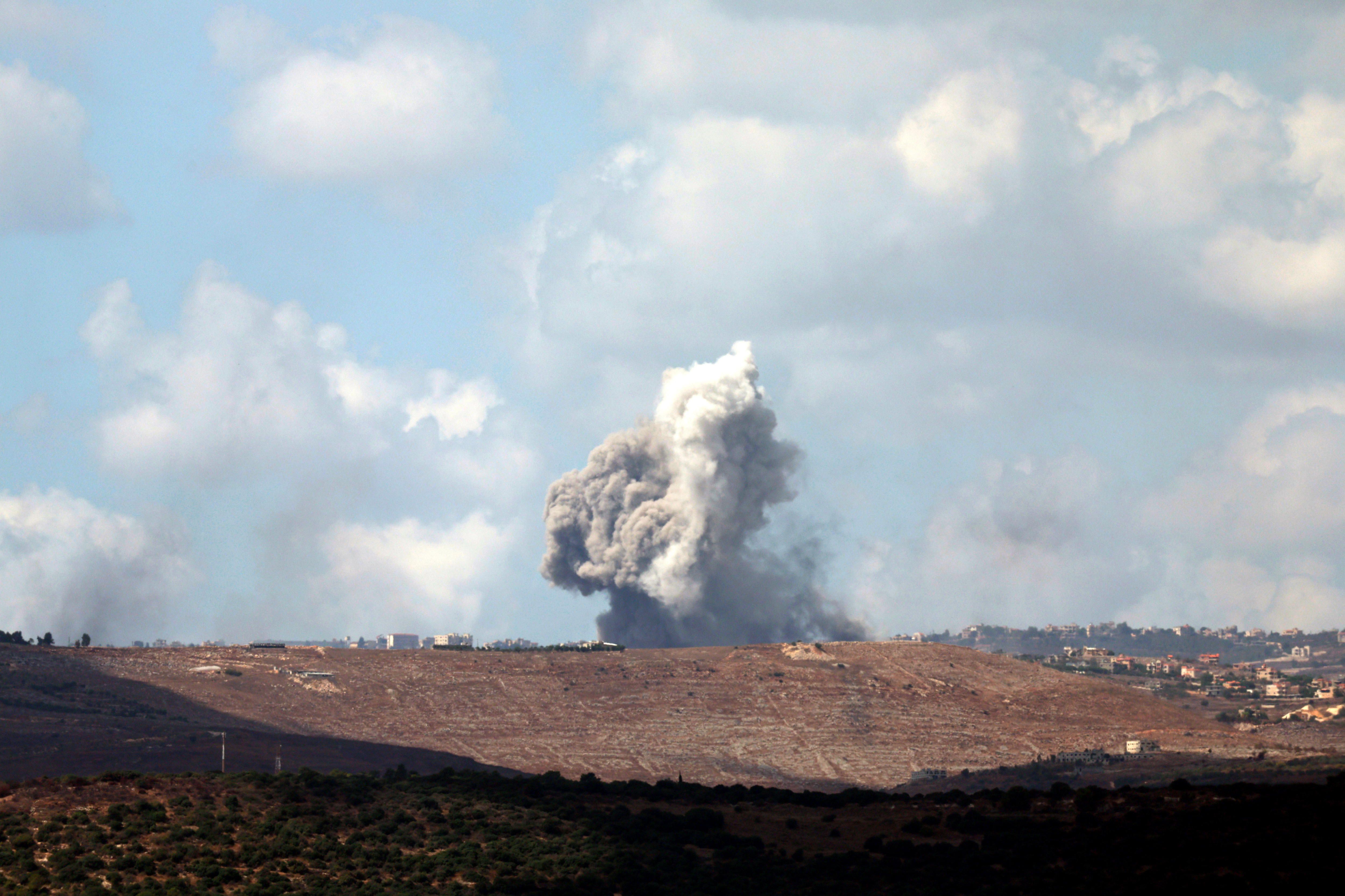 Israel incrementó sus bombardeos en el sur del Líbano tras un misil balístico lanzado por Hezbollah contra Tel Aviv (EFE/ATEF SAFADI)
