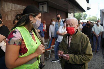 Antes de ser aplicadas, las vacunas deben ser autorizadas por la autoridad sanitaria y la autoridad regulatoria (REUTERS)