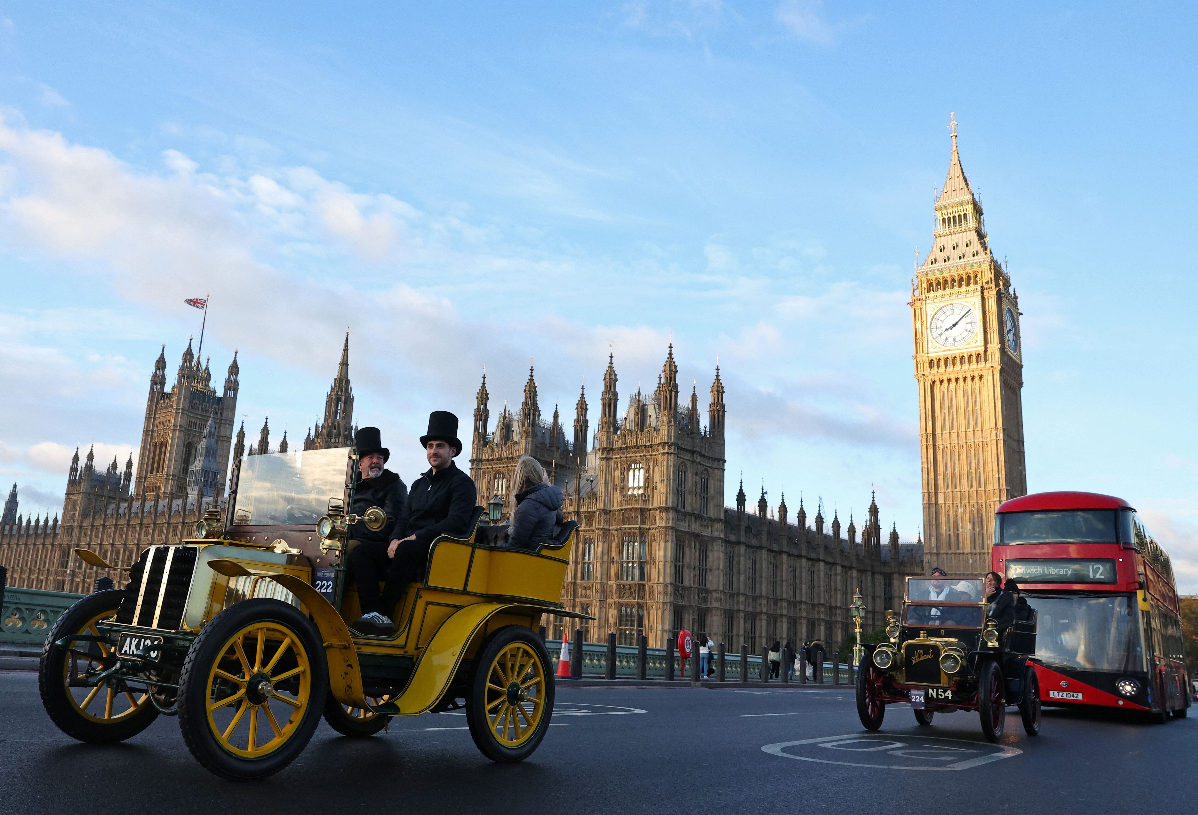 Participantes pasan por el puente de Westminster, junto al Palacio de Westminster, mientras compiten en la carrera London to Brighton Veteran Car Run, para vehículos construidos antes de 1905, en Londres, Gran Bretaña, el 5 de noviembre de 2023. REUTERS/Toby Melville/Archivo