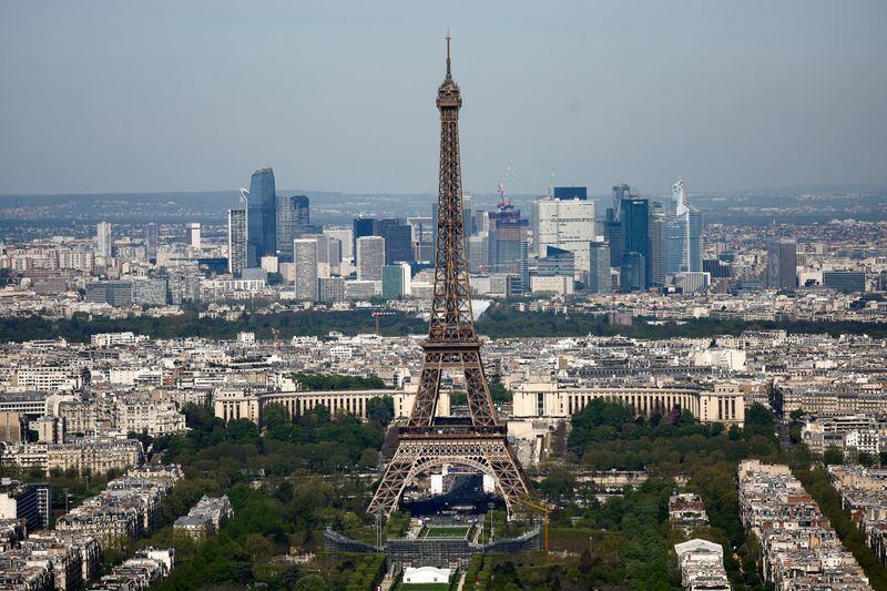 Vista general de París con foco en la mítica Torre Eiffel. Aunque el método de construcción puede variar, todos estos colosos comparten un denominador común: el uso del acero como material esencial para su soporte eficiente (REUTERS/Sarah Meyssonnier)