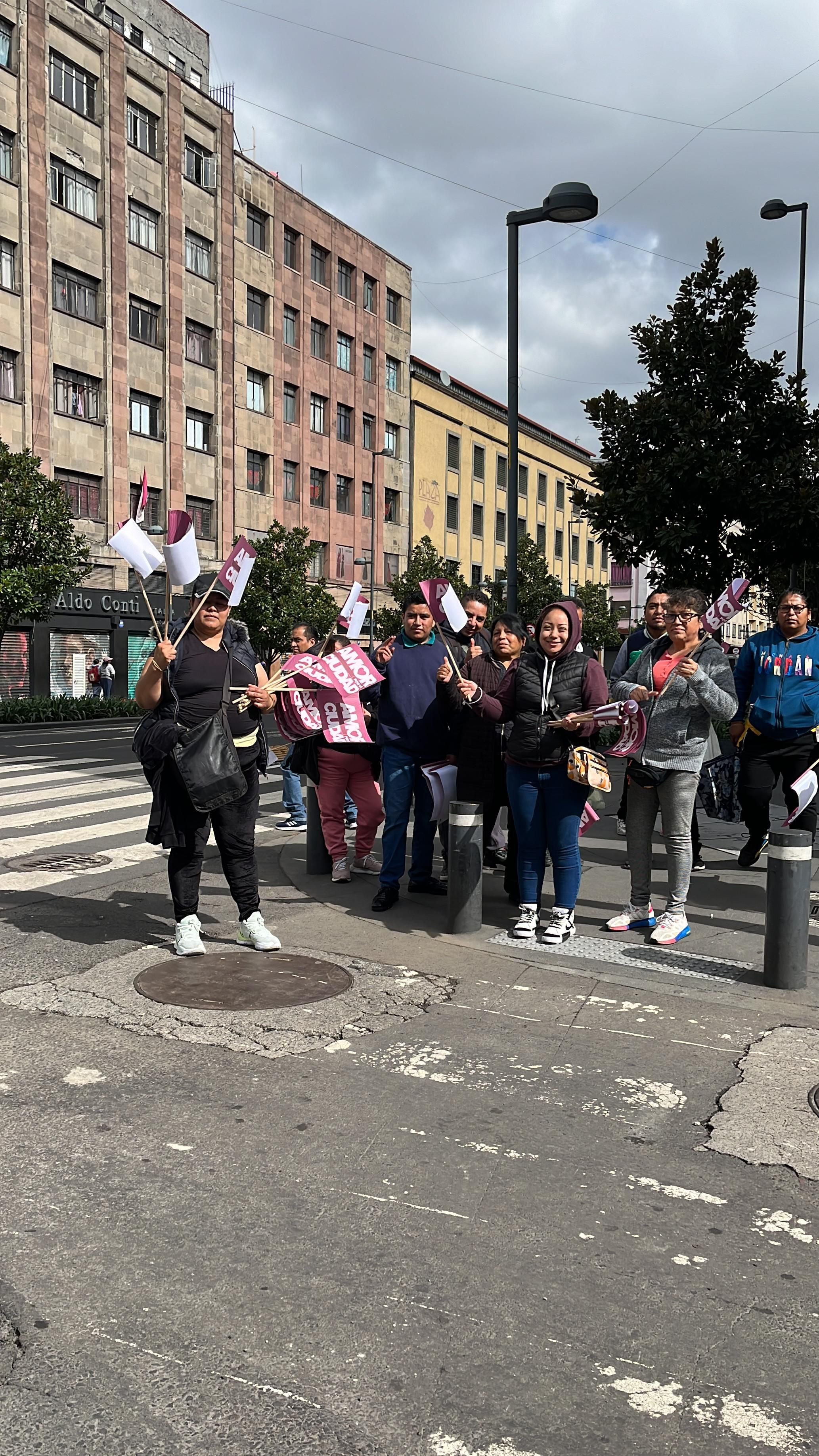 Decenas de personas se concentran en Pino Suárez para el primer discurso de Claudia Sheinbaum | Foto: Octavio Vargas - Infobae México