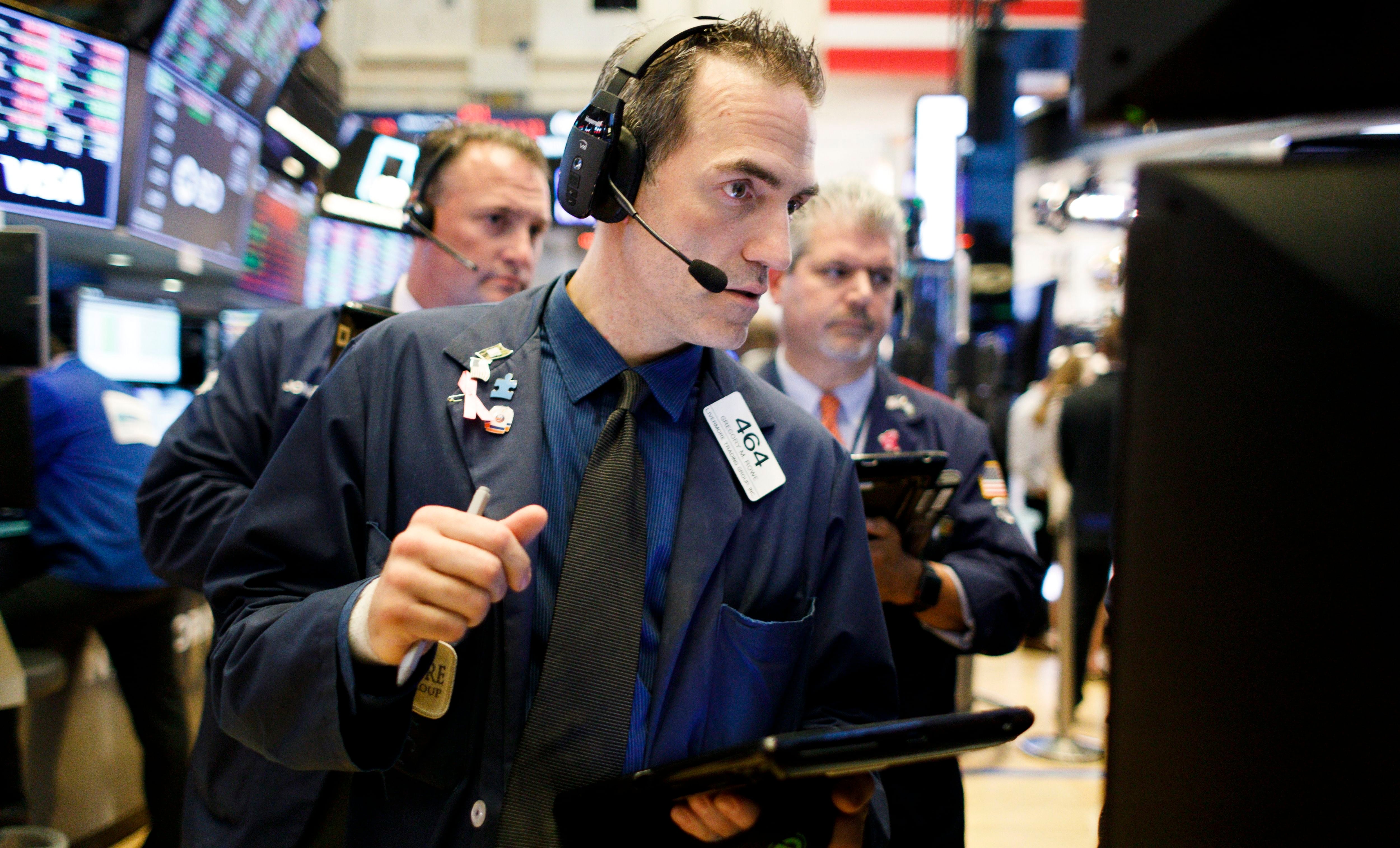 Traders trabajan en la Bolsa de Valores de Nueva York (EFE/JUSTIN LANE)
