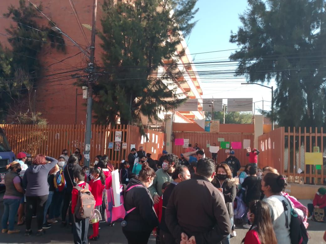 Protesta dei genitori, scuola del titolo