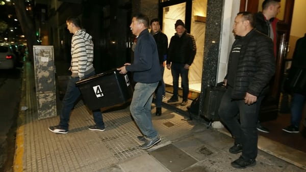 El jueves fue allanado el departamento de Recoleta. CFK dice que le dejaron un tóxico