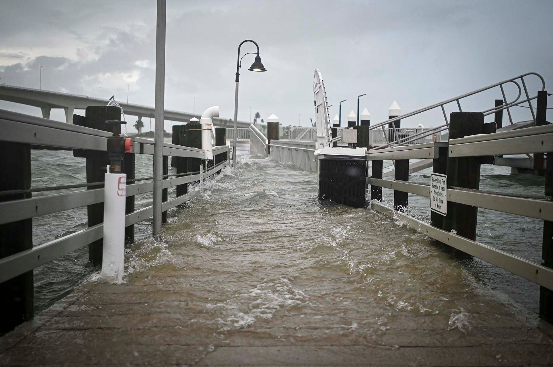 Un paseo marítimo en el puerto deportivo de Clearwater, en Clearwater, Florida, se inunda por la subida de la marea el 30 de agosto de 2023, después de que el huracán Idalia tocara tierra (Foto de Miguel J. Rodríguez Carrillo / AFP)