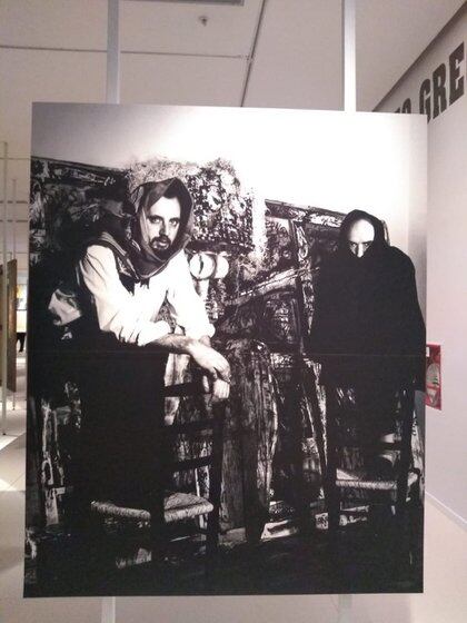 Greco y Antonio Saura frente a la obra conjunta "Crucifixión", en 1963. (Museo Reina Sofía)