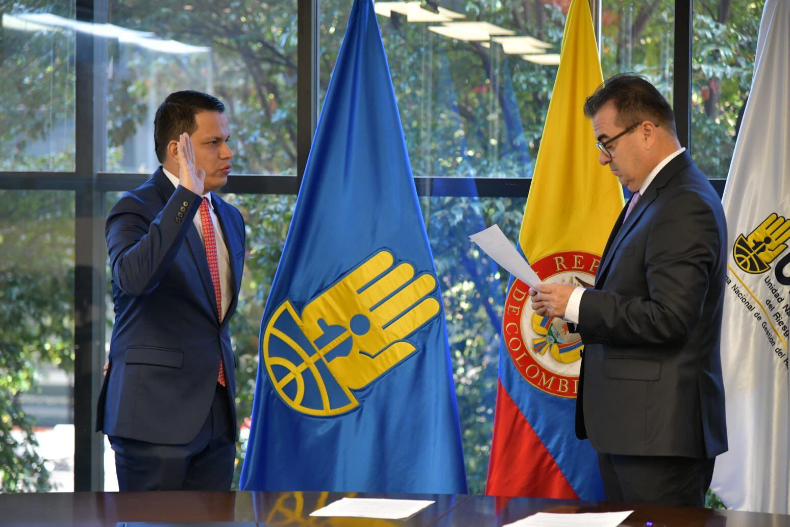 Foto de archivo de Sneyder Augusto Pinilla en su posesión como subdirector de la Ungrd que presidió entones Olmedo López. (Crédito: Ungrd)