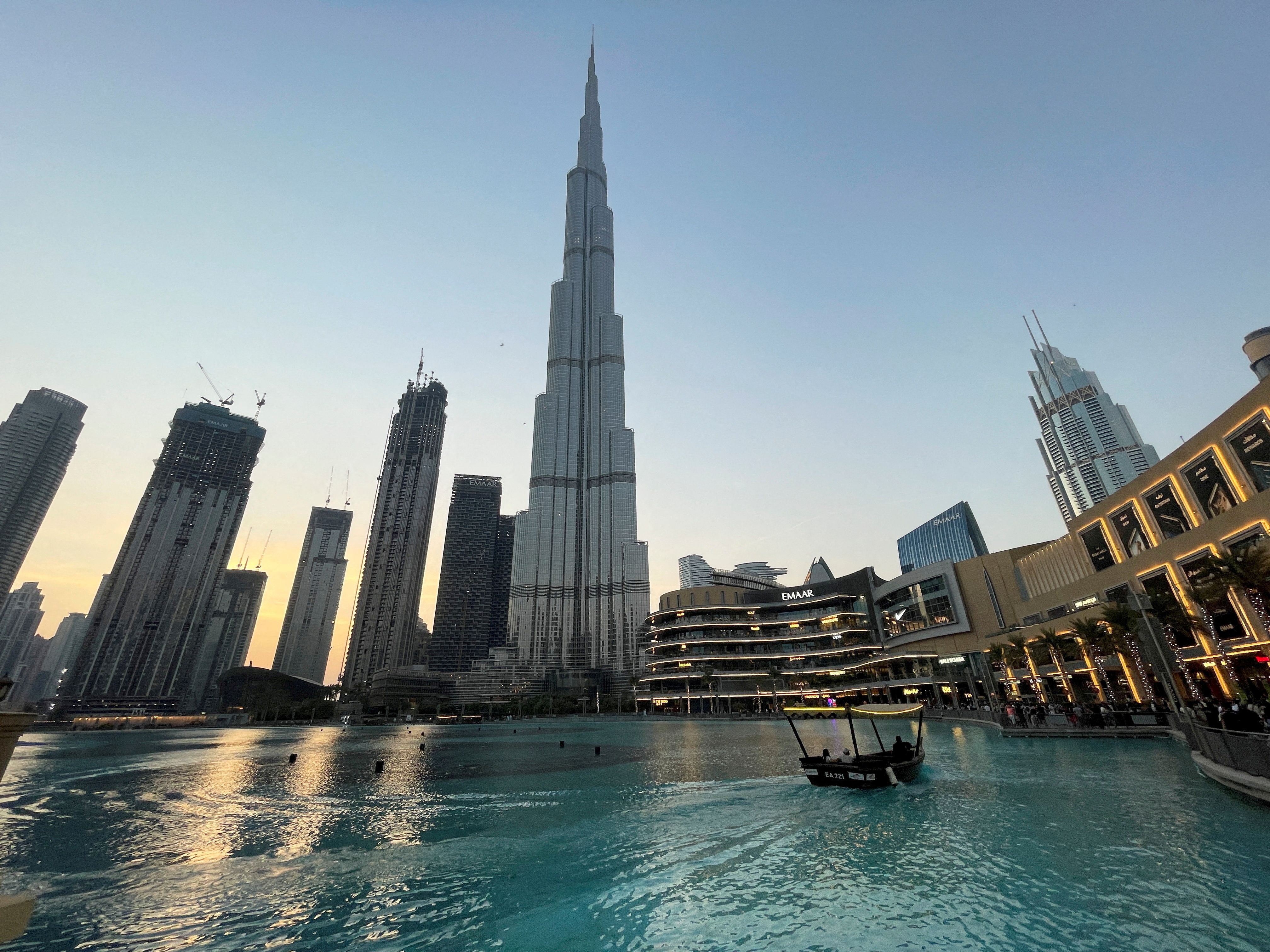 Vista general del skyline de Dubái y la Burj Khalifa que emerge entre las torres de esta ciudad de Asia (REUTERS/Mohammed Salem)