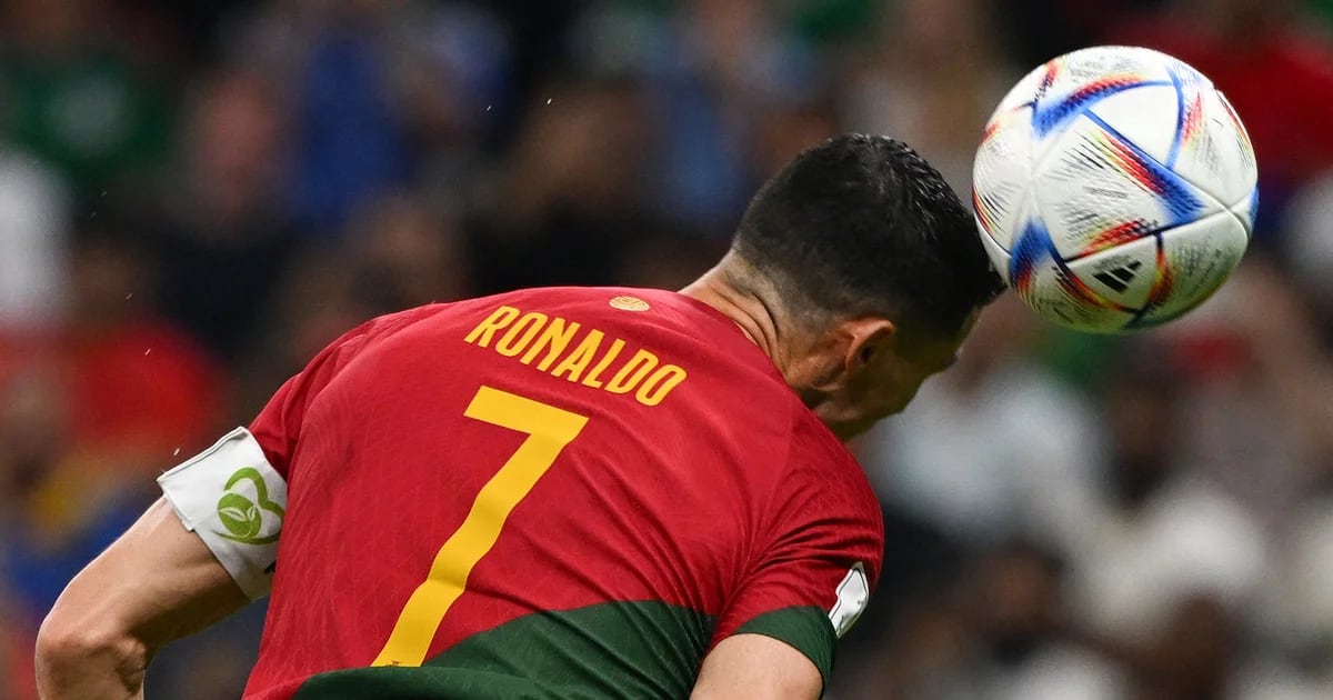A tecnologia mostrou se Cristiano Ronaldo tocou na bola durante o gol de Portugal contra o Uruguai
