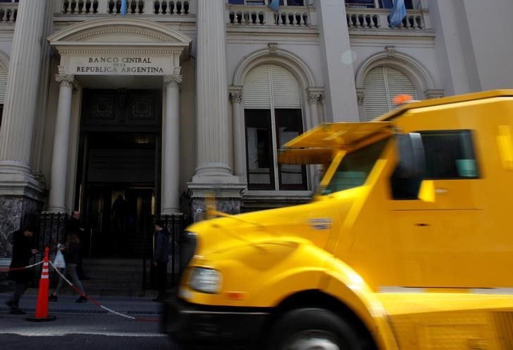 Un camión de caudales transita frente al Banco Central de Argentina (Reuters)